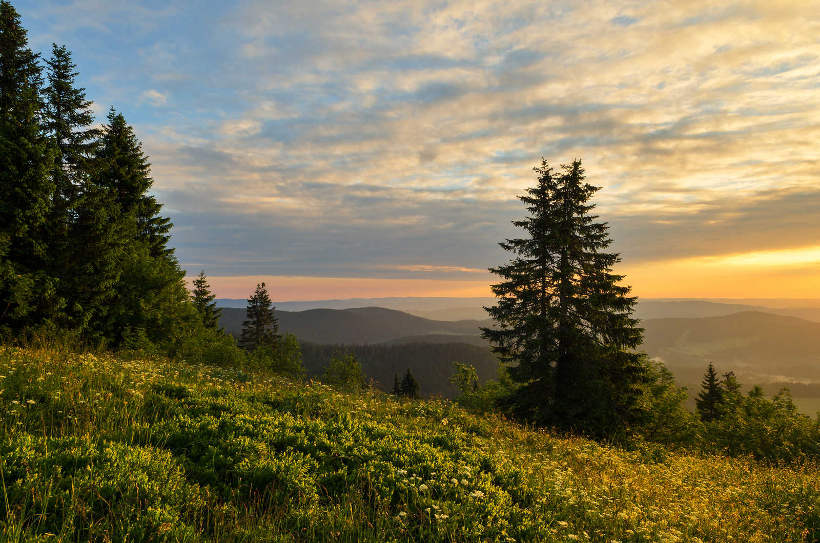 coucher-de-soleil-dans-les-montagnes-du-feldberg © Jospannekoek