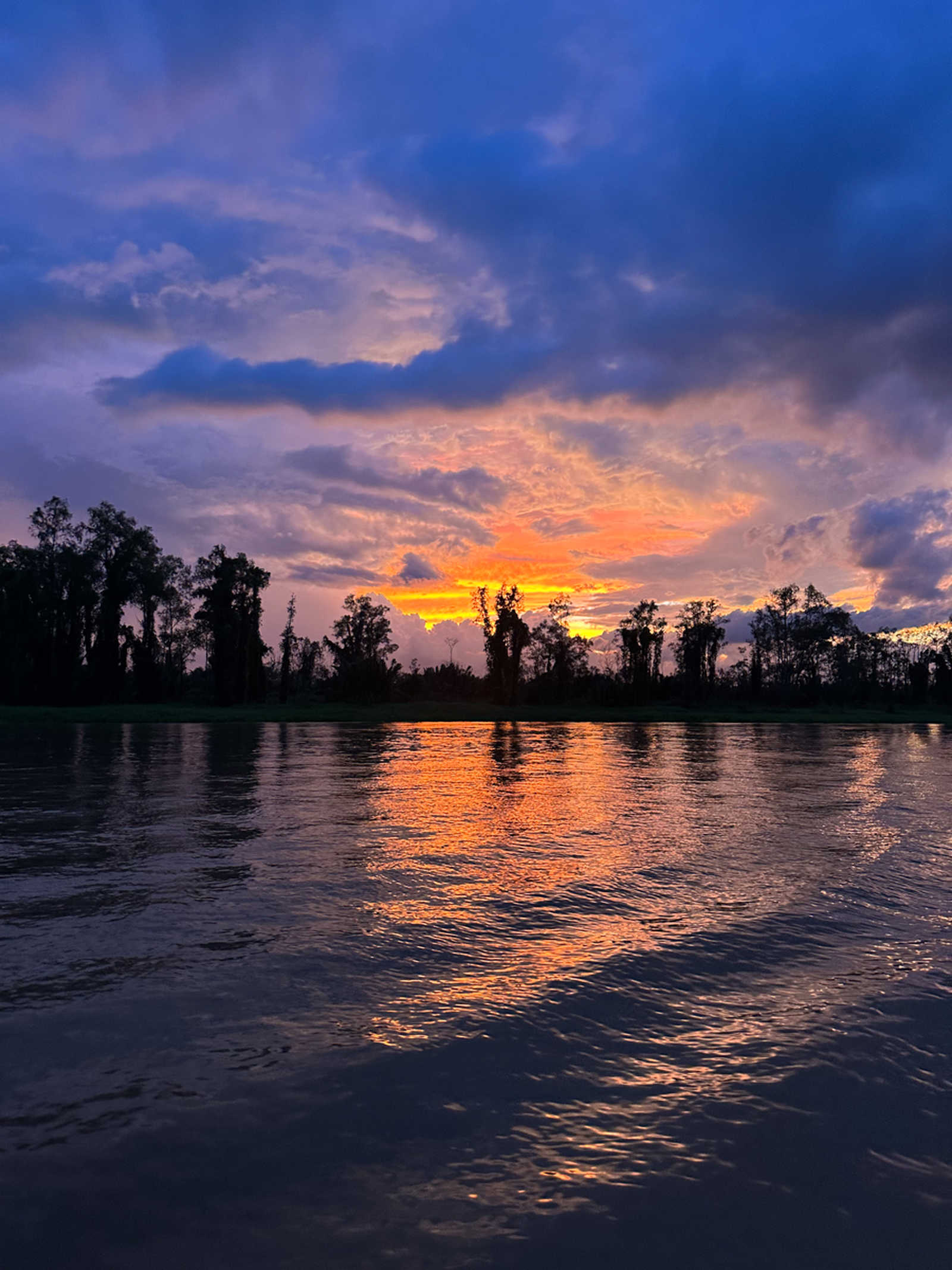 Coucher de soleil depuis une rivière en Malaisie © Barbier Audrey