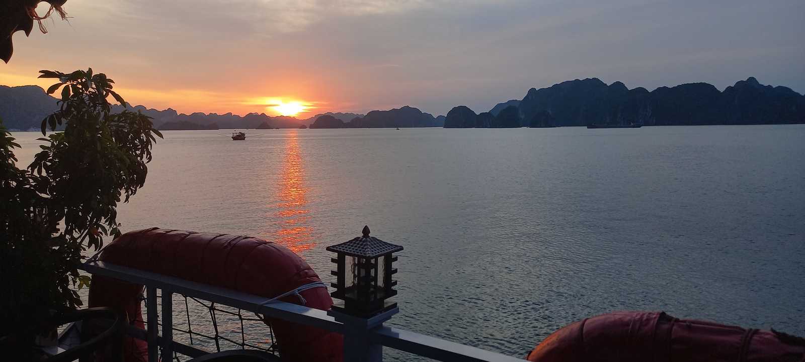 Coucher de soleil sur la Baie d'Halong au Vietnam © Levasseur Emma