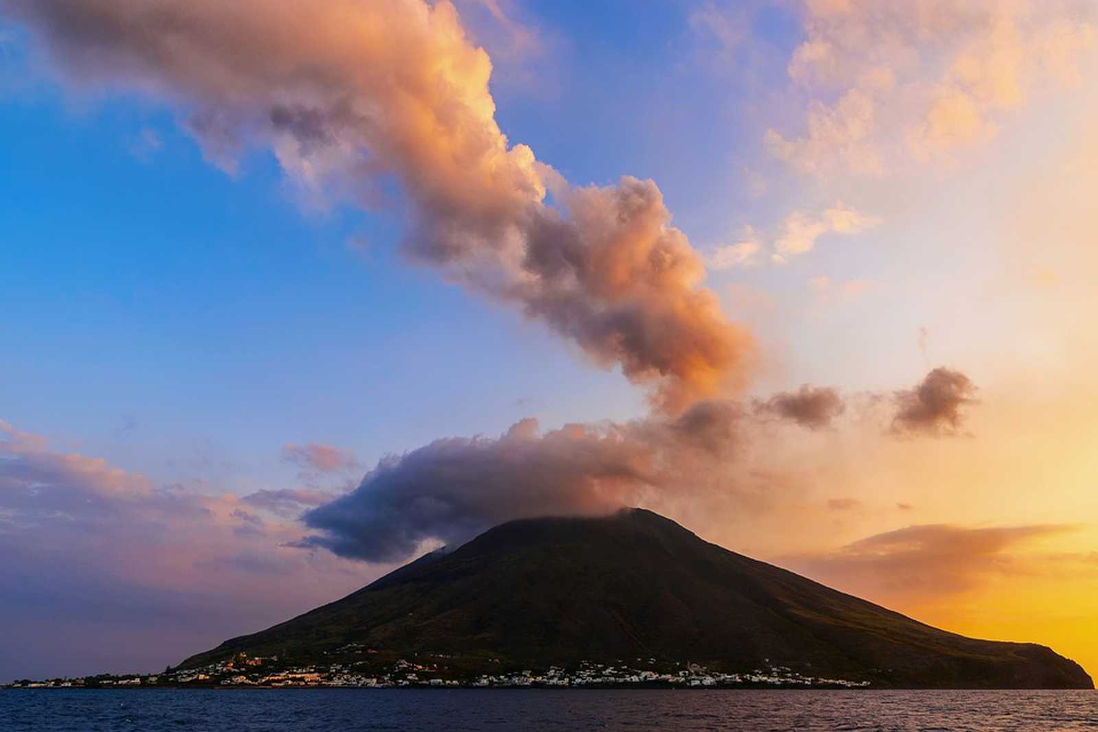 Coucher de soleil sur le Stromboli en Sicile en Italie © pixabay