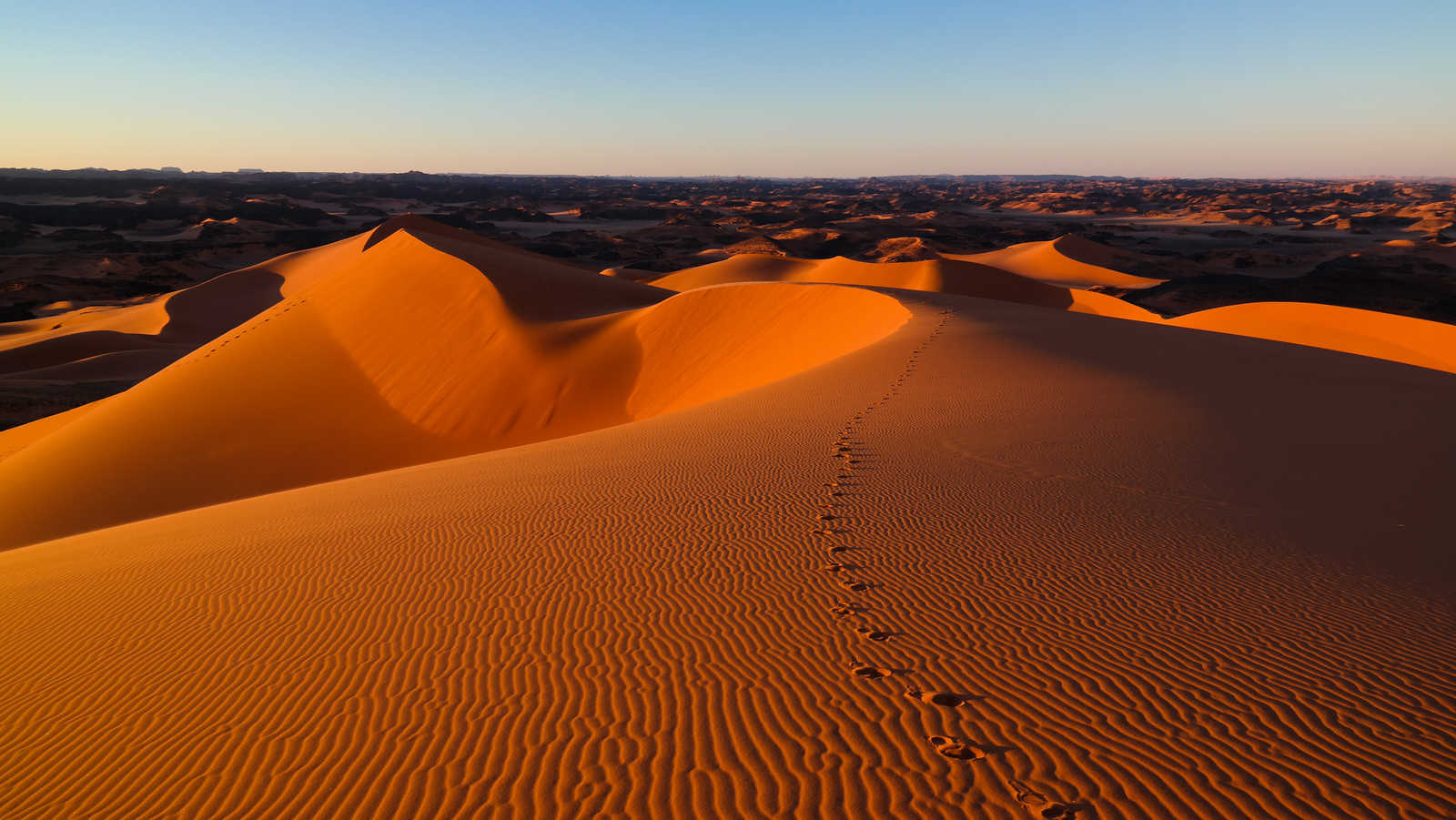 Coucher de soleil sur les Tassili N'Ajjer en Algérie © Homocosmicos