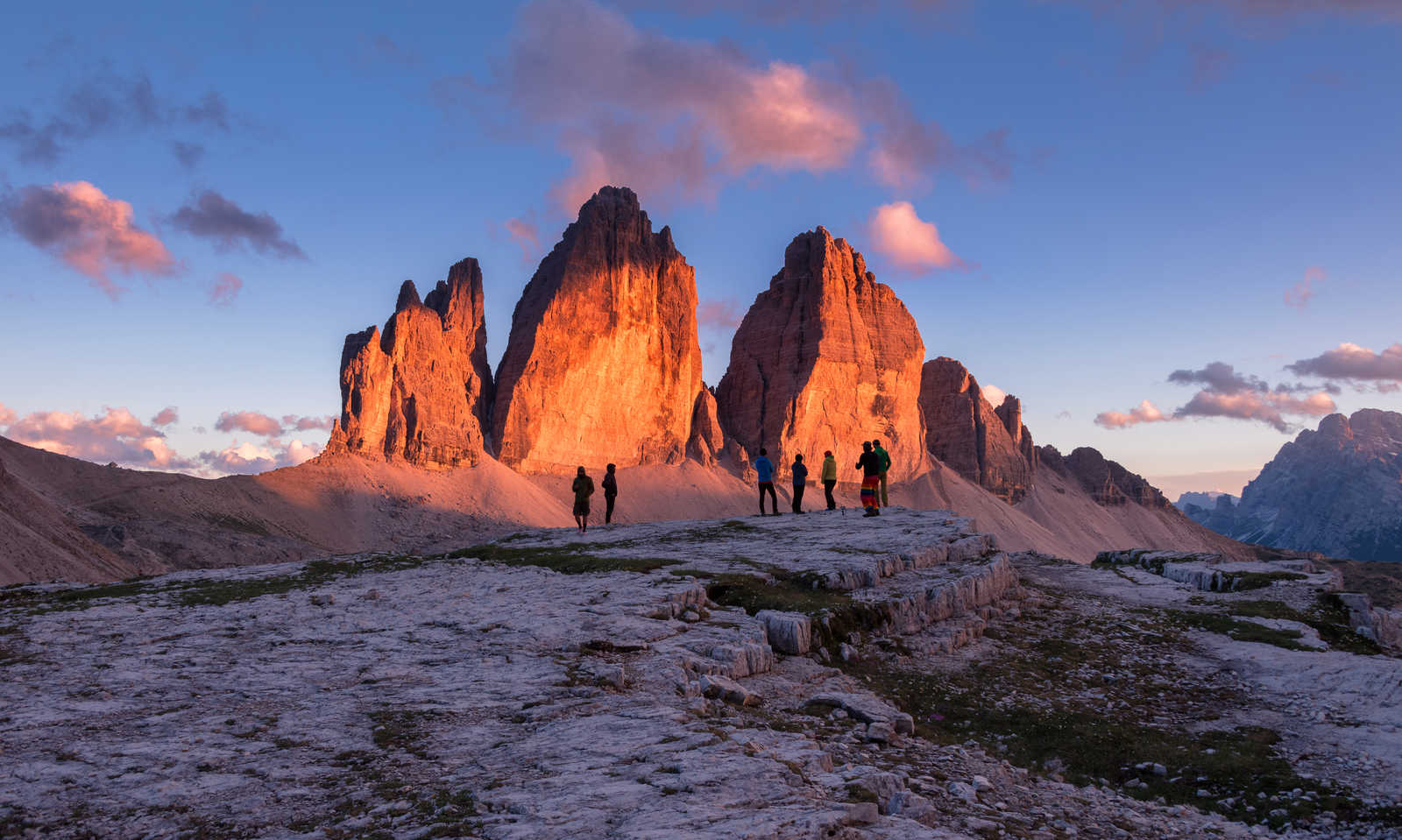 Coucher de soleil sur les Tre Cime di Lavaredo dans les Dolomites © Shutter Stock