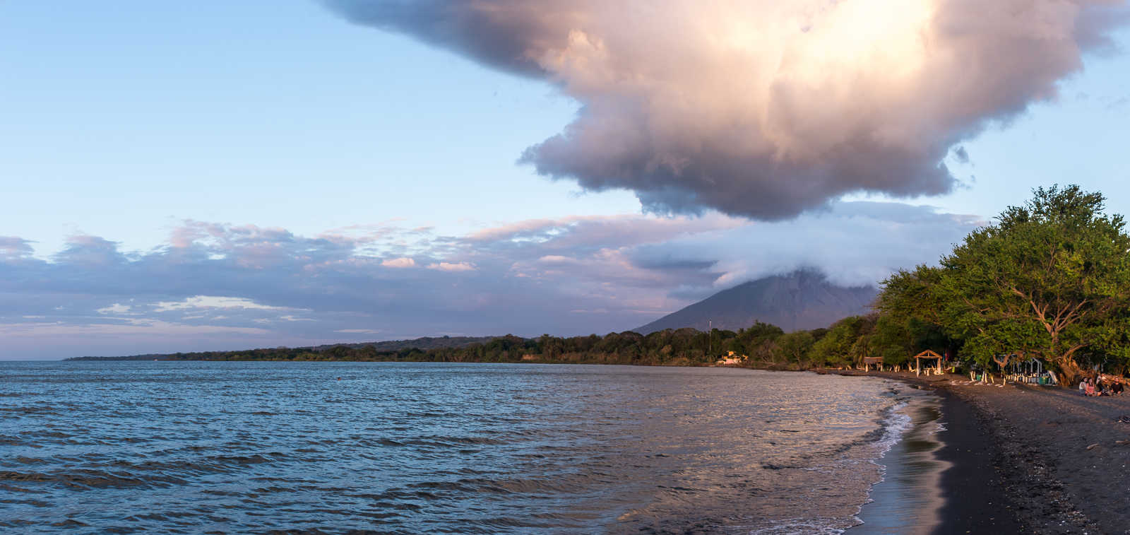 Coucher de soleil sur l'île d'Ometepe Nicaragua © Plumette Suzanne