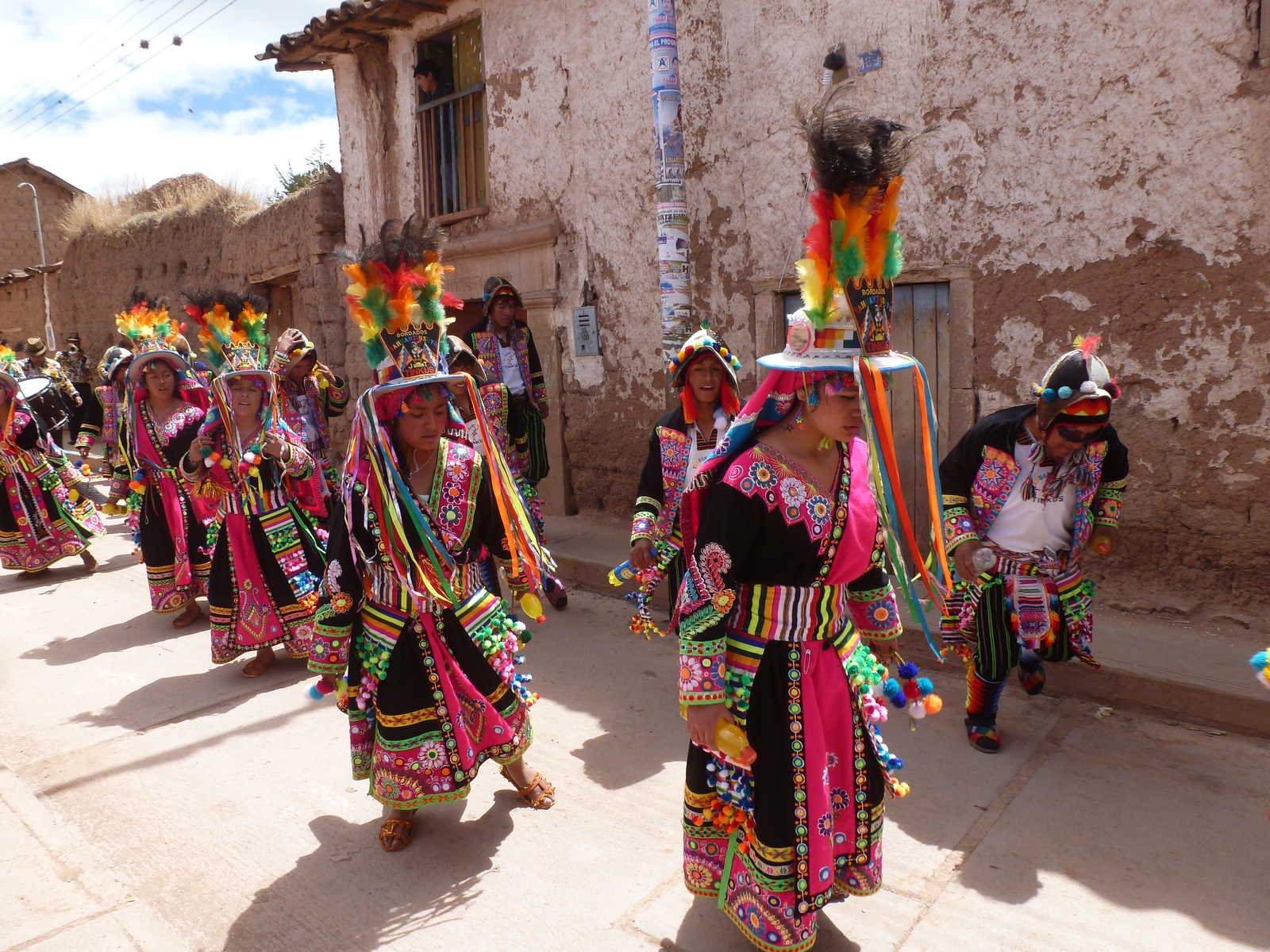 Défilé de danse dans un village de la vallée sacrée © Tricard Alexandra