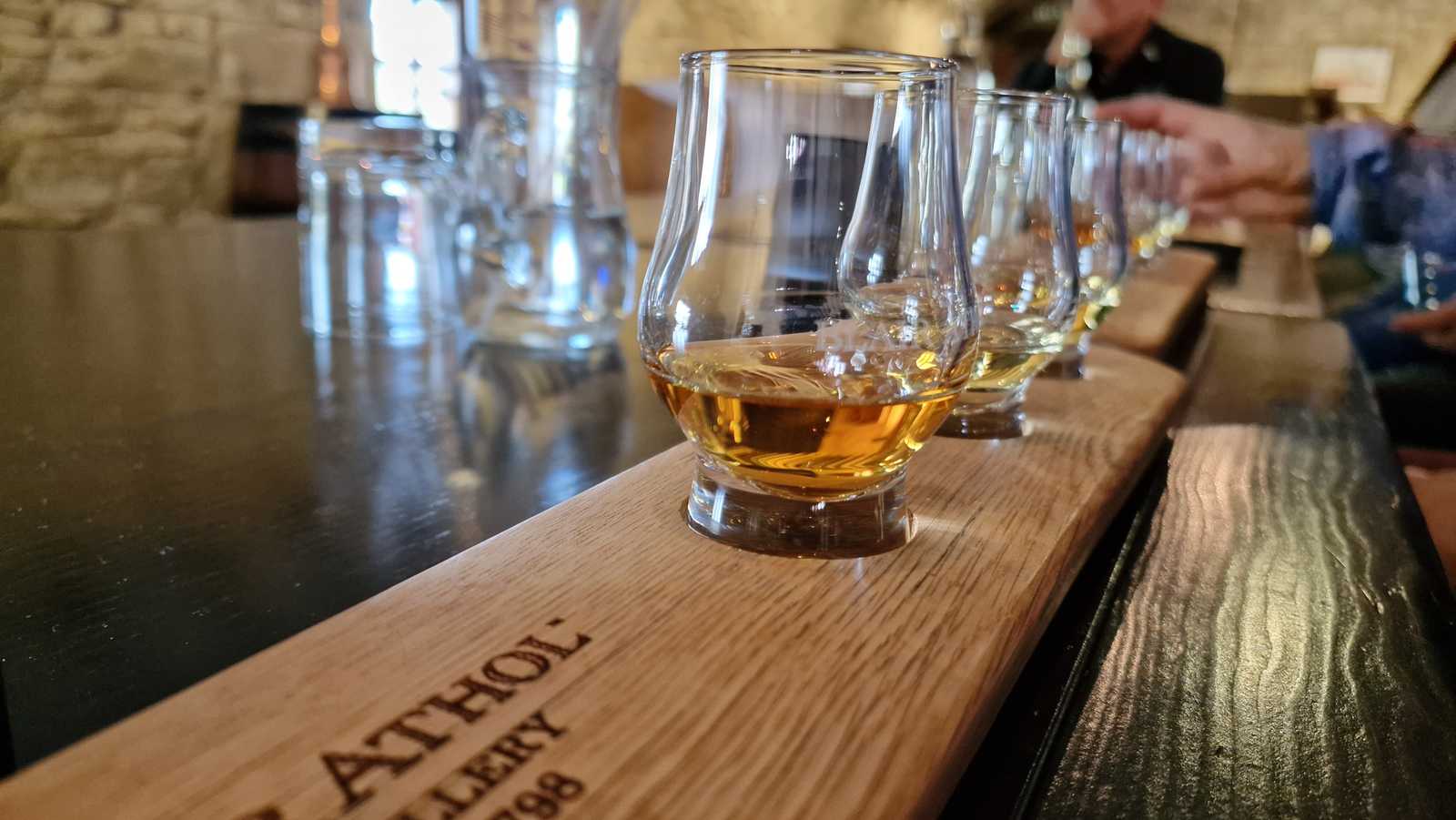 Dégustation de Whiskies durant la visite d'une distillerie en Ecosse © Nau Olivier