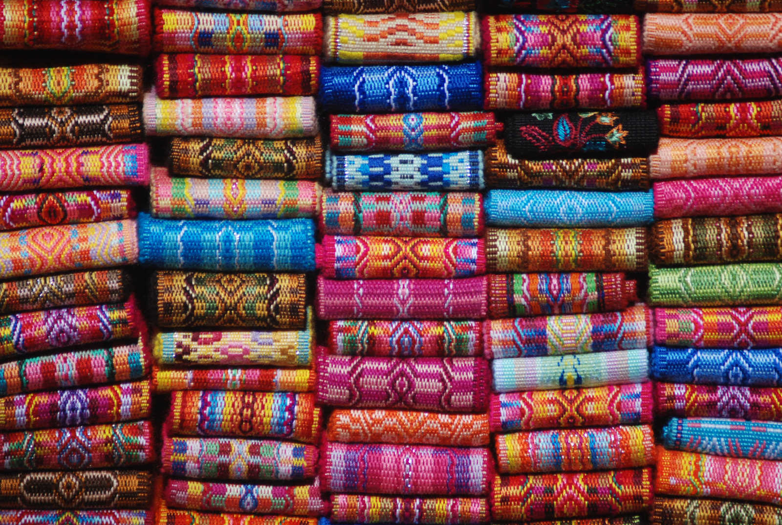 Des tissus en vente au marché d'Otavalo, Equateur © Giraud Raphael