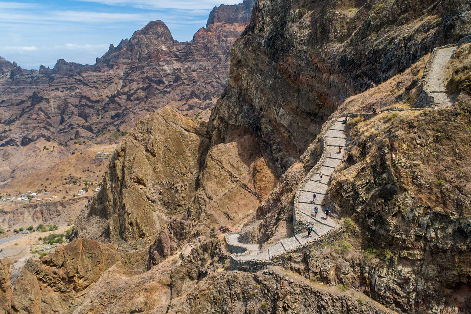 Descente de sentier muletier à Santo Antao © Sinssaine Bertrand