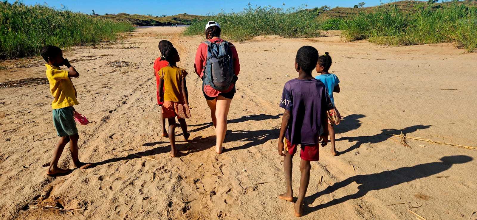Destination l'embarcadère du fleuve Manambolo accompagnés d'enfants à Madagascar par Lidia Resta © Resta Lidia