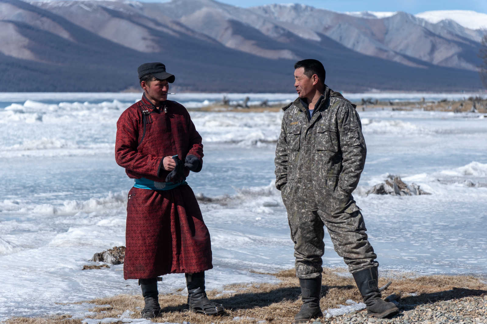 Deux hommes nomades qui discutent en Mongolie © Quillévéré Yann