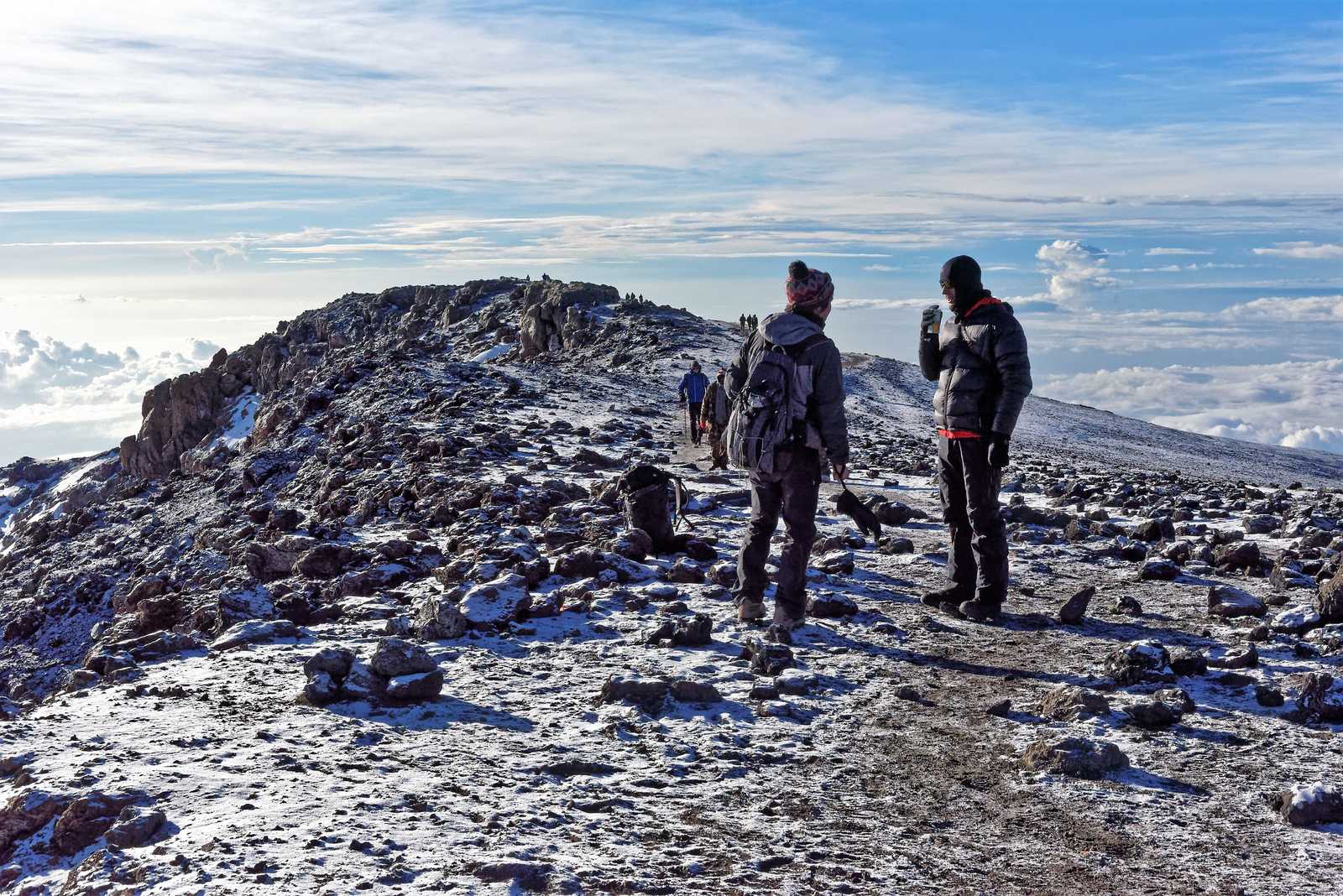 Deux randonneurs lors d'une petite pause au sommet du Kilimandjaro en Tanzanie © Libeer Matthieu