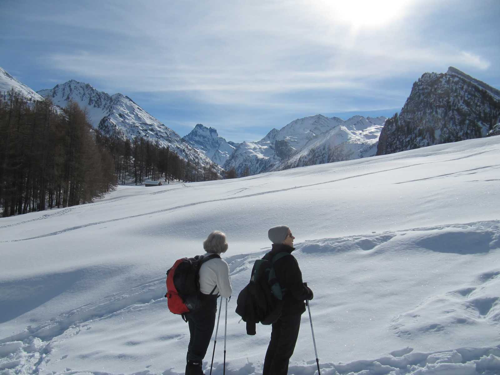 deux randonneurs qui admire la vue à Saint Véran au sud Est de la France dans les Alpes © BRACQ