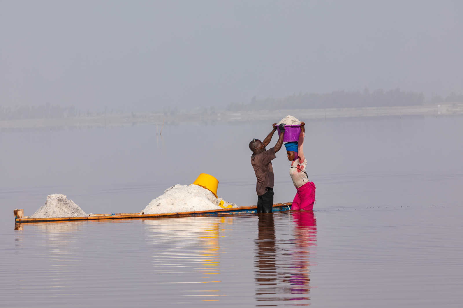 deux sénégalais qui travaillent dans le lac Rose au Sénégal © Curioso Photography