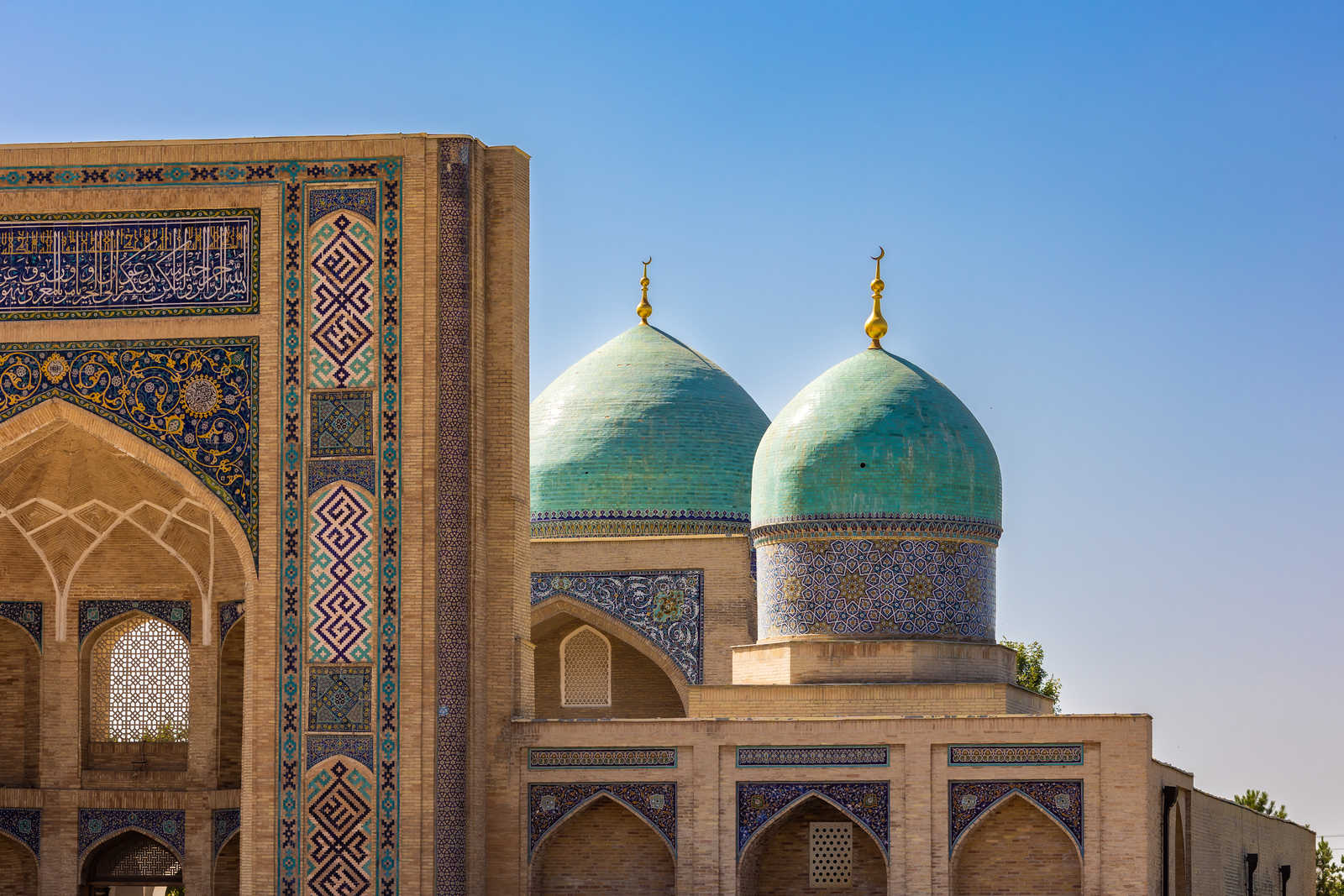 Dôme bleu d'une mosquée en Ouzbékistan © Alexhitrov