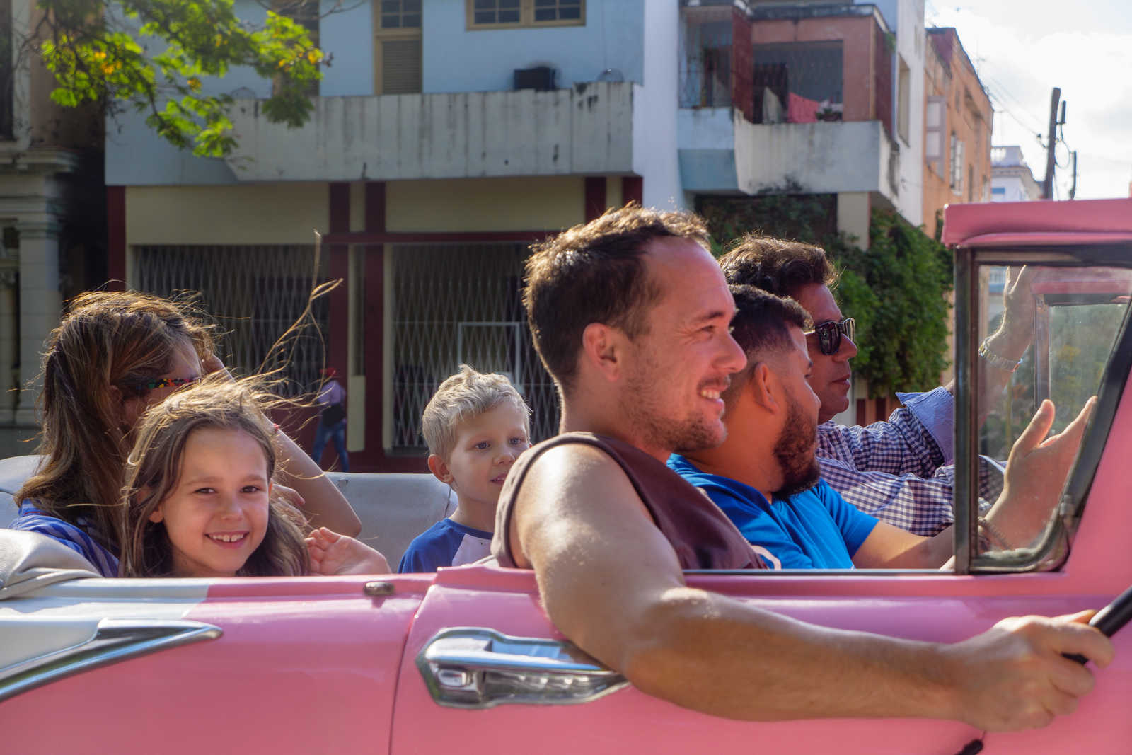 En famille dans une américaine à Cuba © Sinssaine Bertrand