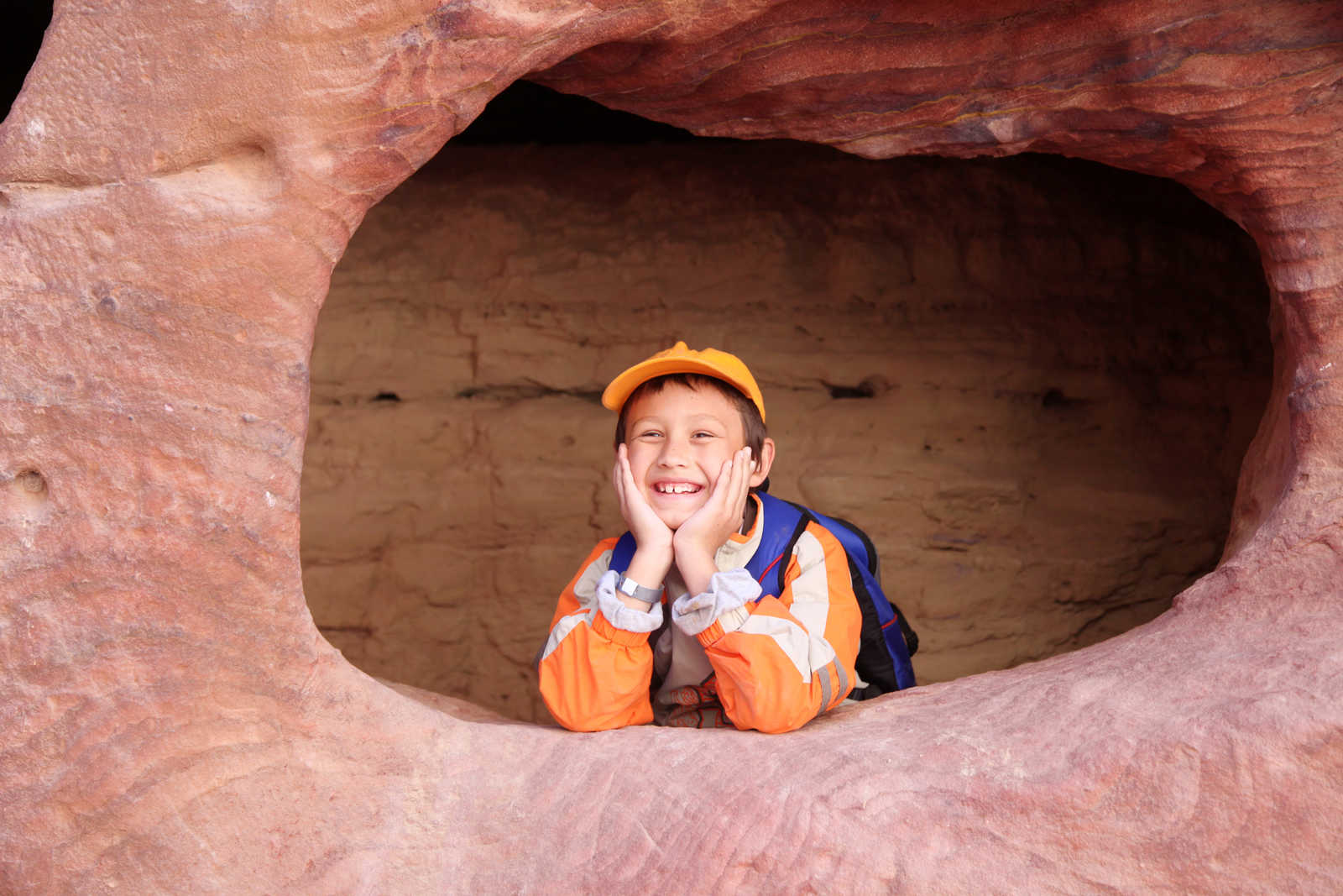 Enfant caché à Pétra, Jordanie © Konstantant
