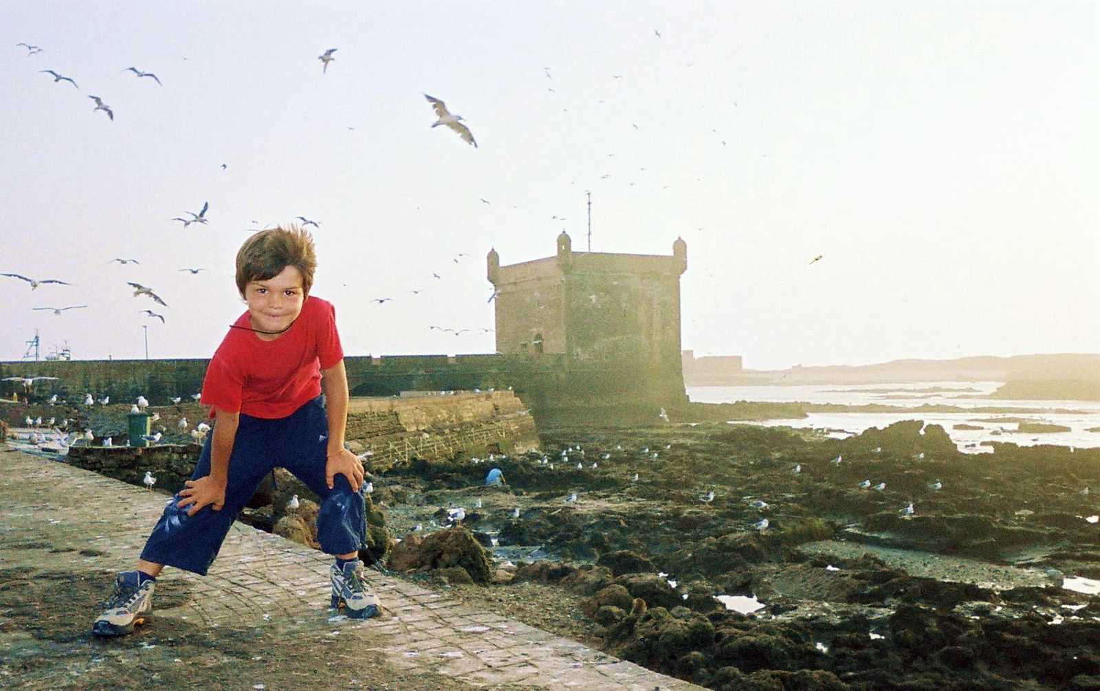 Enfant sur les remparts d'Essaouira, Maroc © I. TOMEI