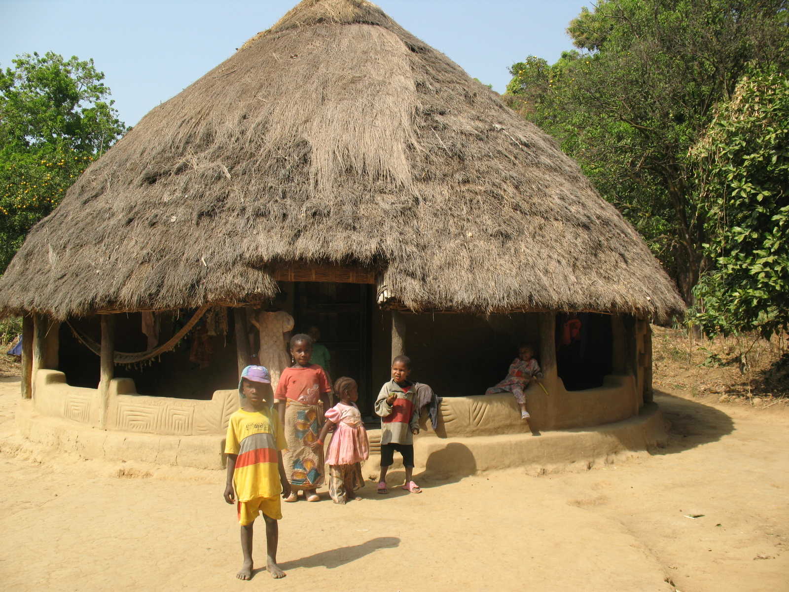 Enfants devant une case peul à Safa © Fouta Trekking
