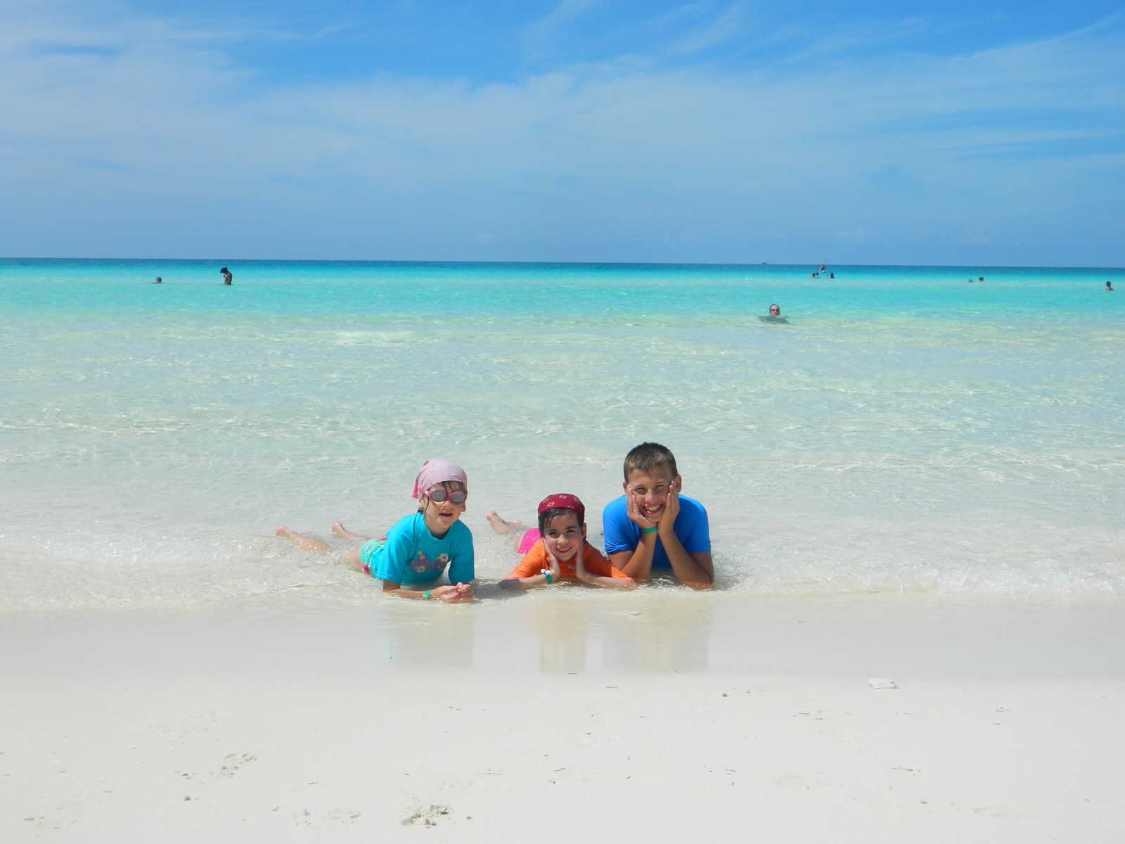 Enfants en bord de plage, allongés dans l'eau à Cayo Santa Maria à Cuba © Martin Laprade Alexandra