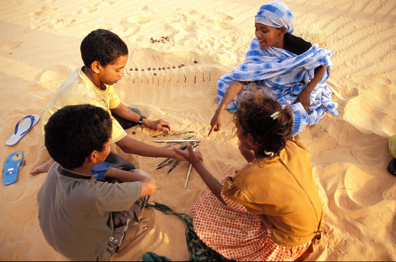 Enfants jouant dans le sable en Mauritanie © M. GOUNOT