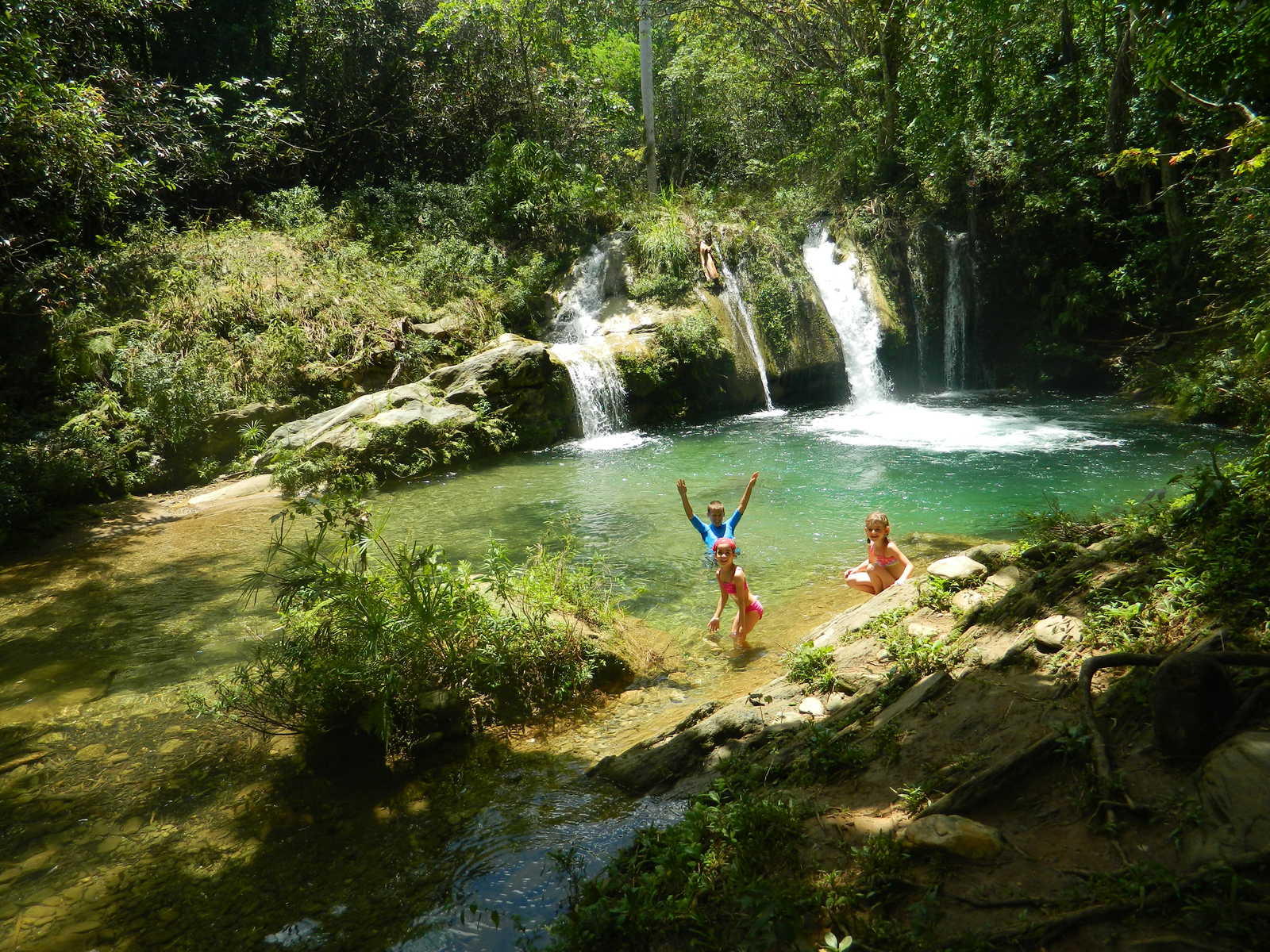 Enfants jouant dans l'eau proche d'une cascade vers Vinalès à Cuba © Martin Laprade Alexandra
