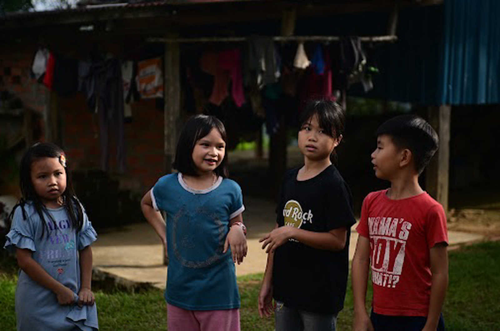 Enfants malaisiens entrain de discuter © Longeau Lionel