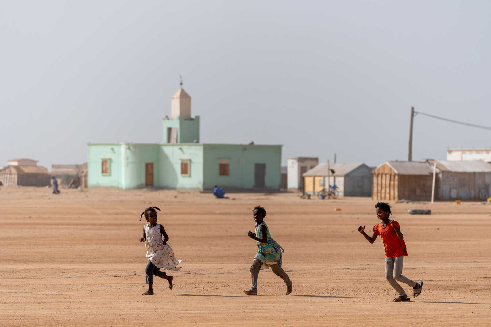 enfants qui courent devant des habitations dans le Parc National de le banc d'Arguin en Mauritanie © Rohart Grégory