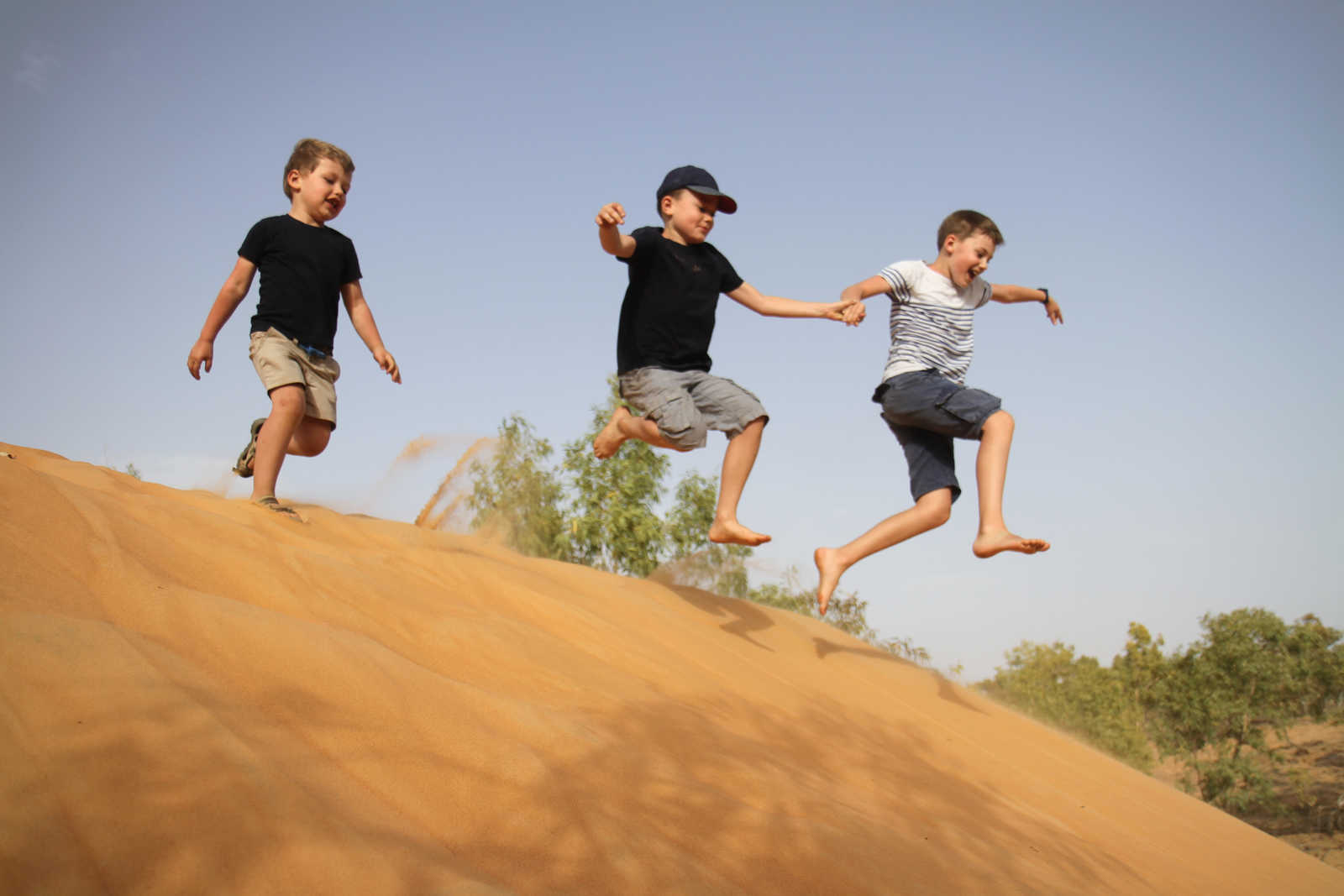 Enfants sautant dans les dunes au Sénégal © R. BUIRET