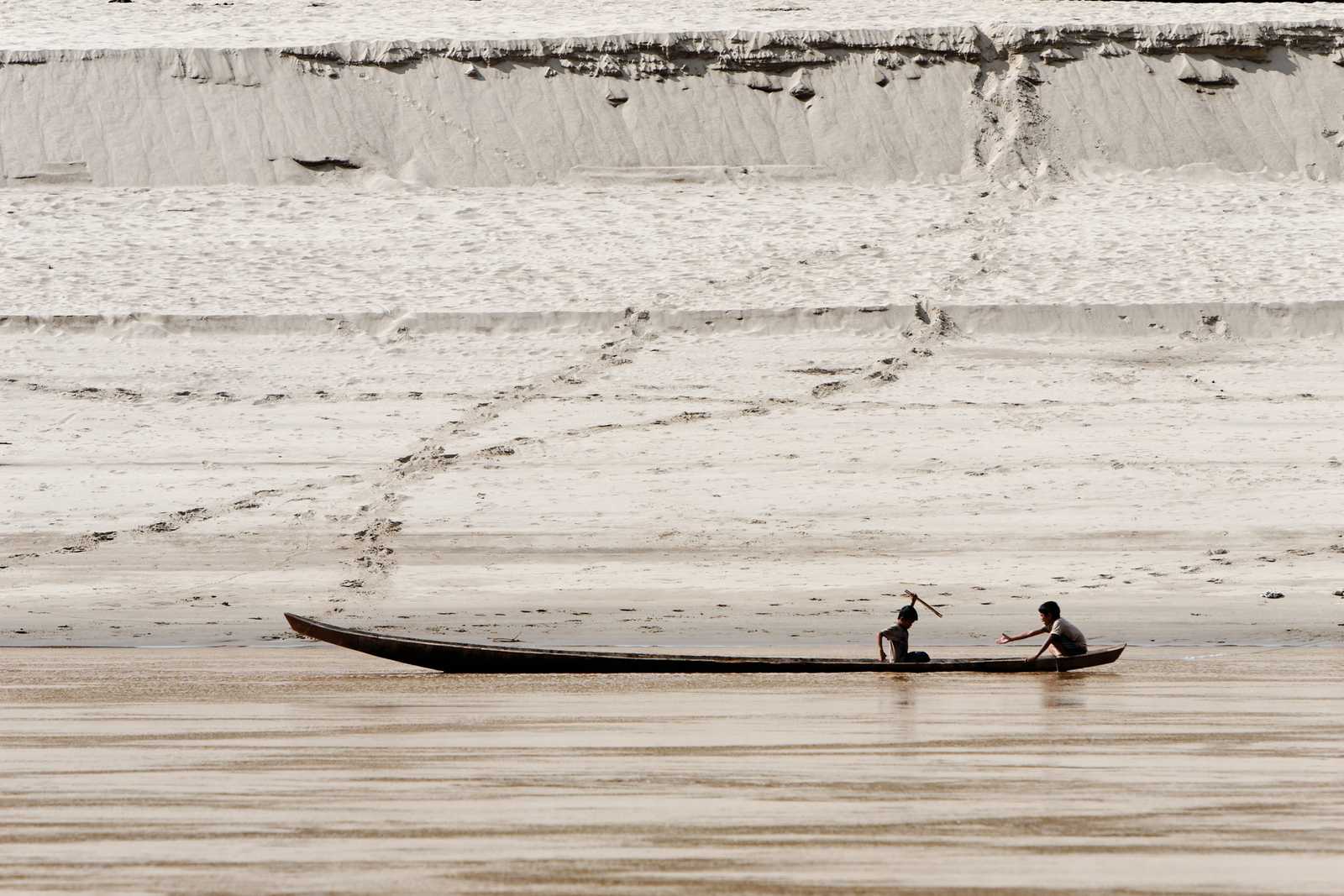 enfants sur une barque au Laos © G. ROHART