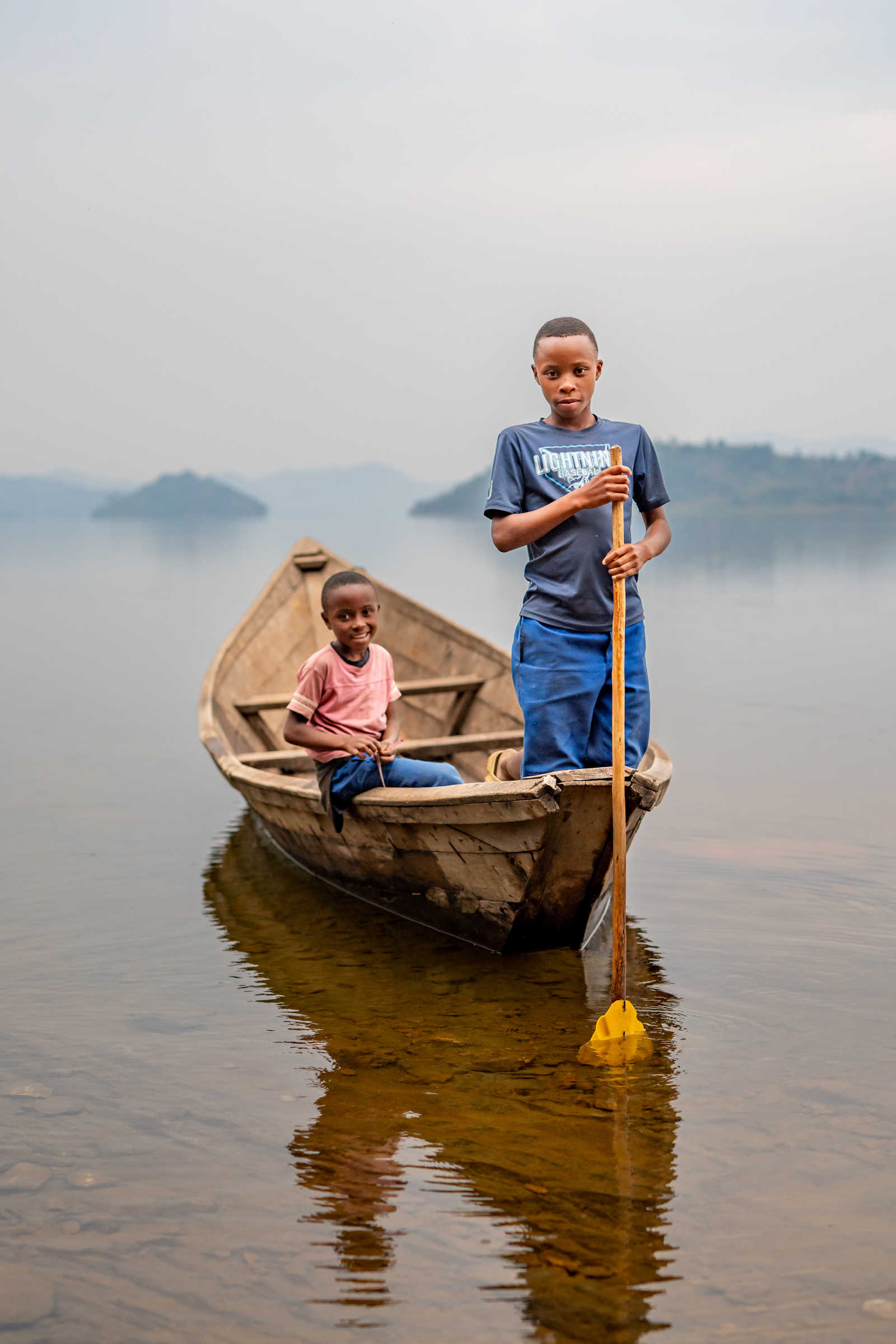 Enfants sur une barque aux lacs jumeaux, lac Burera et Ruhondo au Rwanda © Boerez Benjamin