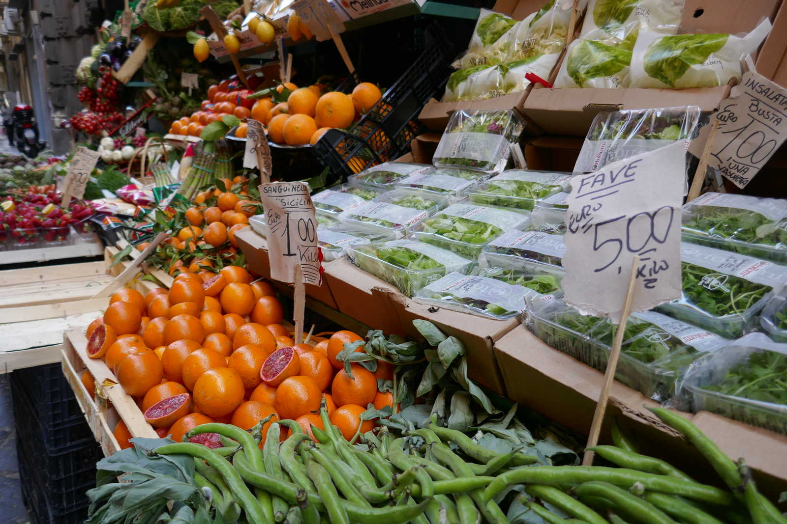 Étal de fruits et légumes à Naples © Tricard Alexandra