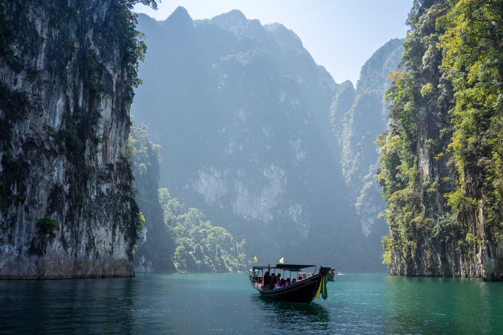 Excursion en bateau au parc national de Khao Sok © Unsplash