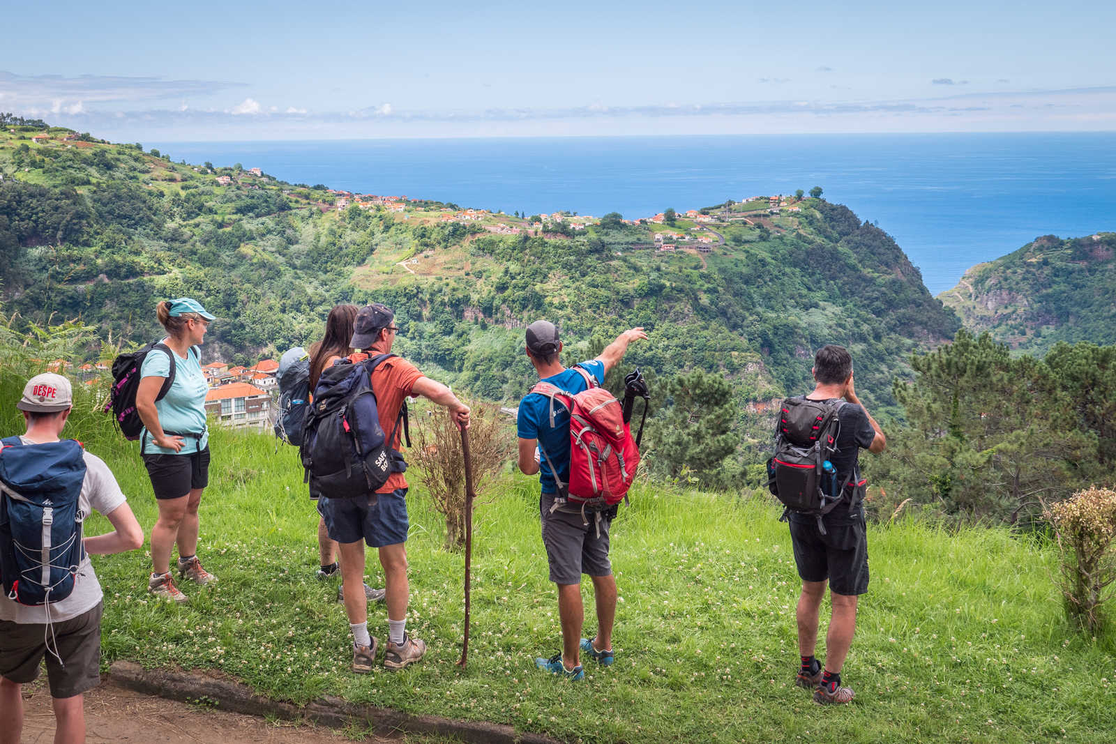 Explication du guide devant un panorama avec vue sur la mer © Sinssaine Bertrand
