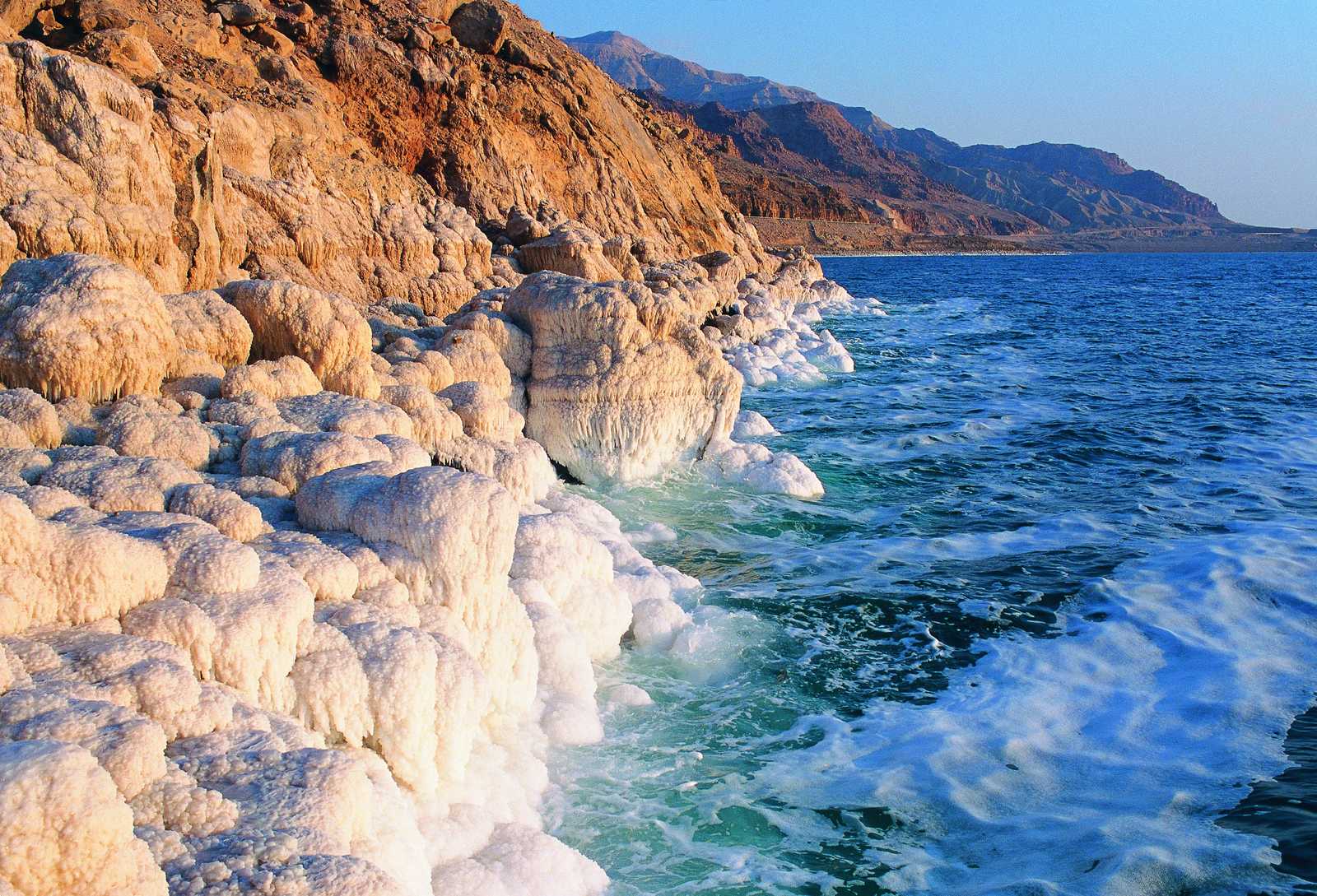 Falaise tombant dans la Mer Morte en Jordanie © XDR