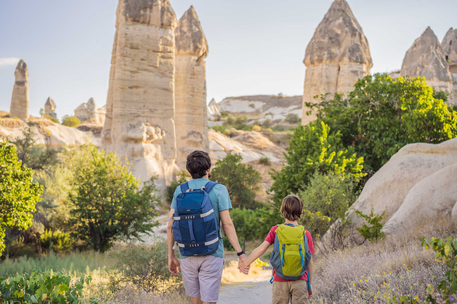 Famille en randonnée dans les Cappadoce en Turquie © Galitskaya