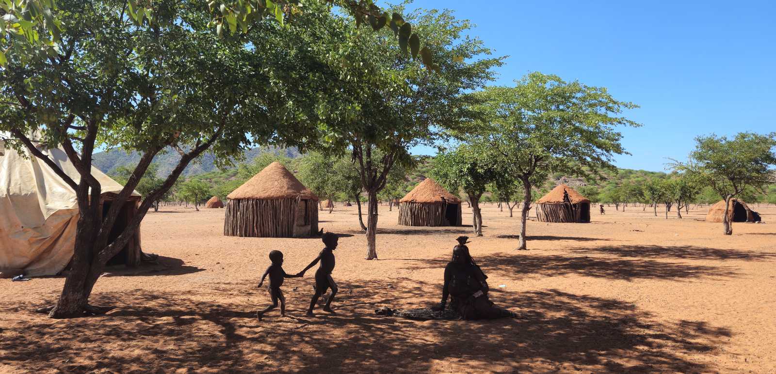 Famille Himbas dans leur village en Namibie © Resta Lidia
