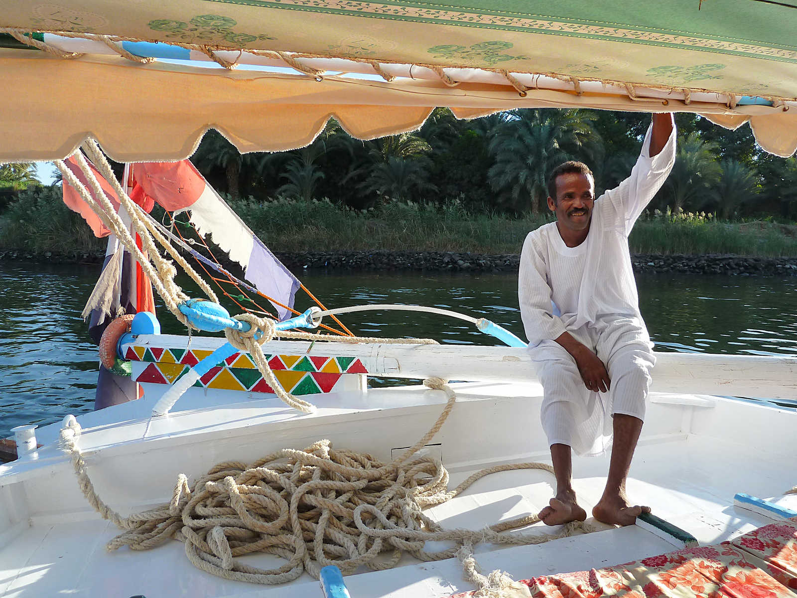 Felouquier à bord de son embarcation, Egypte
