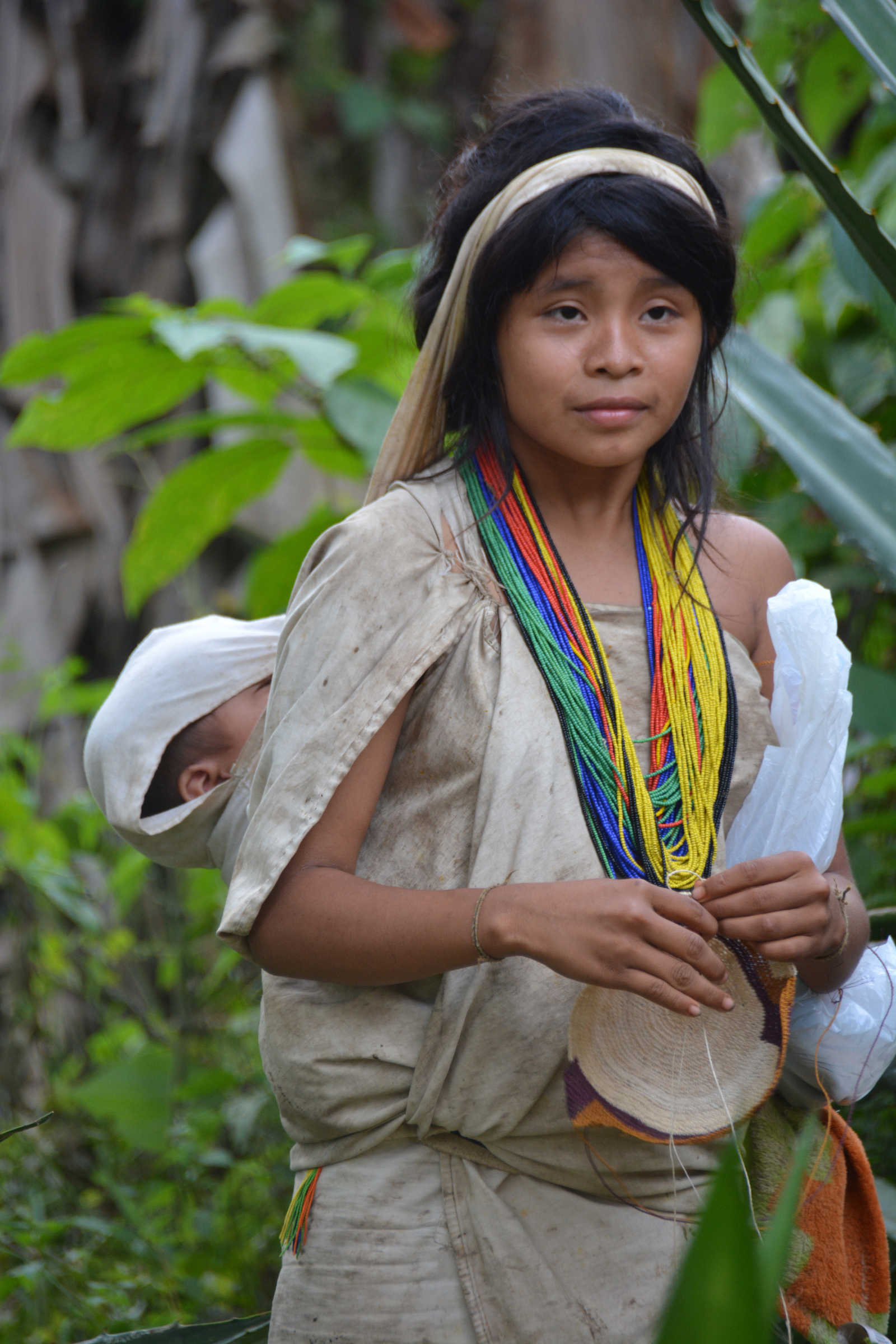 Femme colombienne avec son enfant dans la Sierra Nevada en Colombie © Villarraga Andres