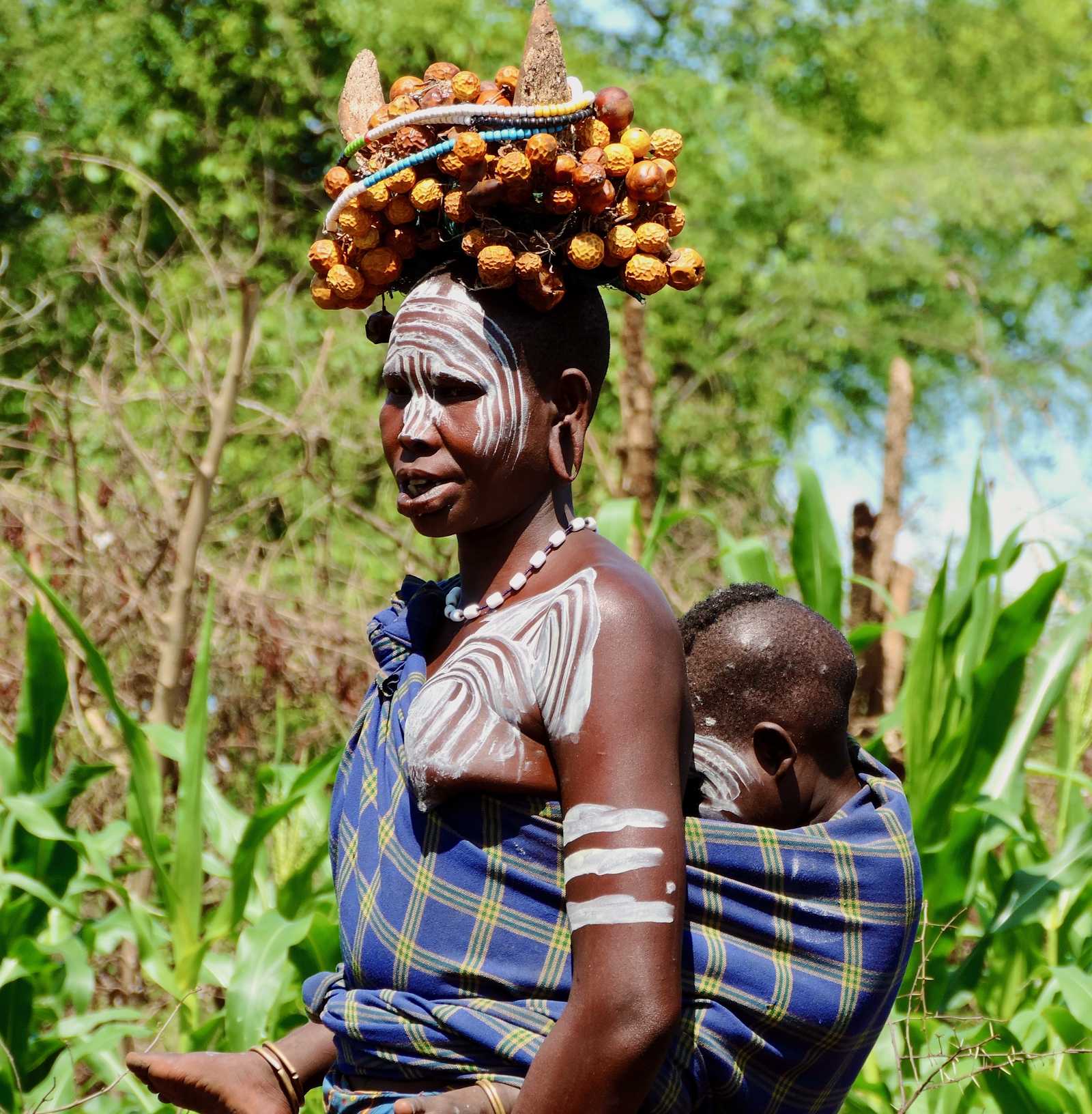Femme du peuple Omo portant son enfant © NATRAN TOURS