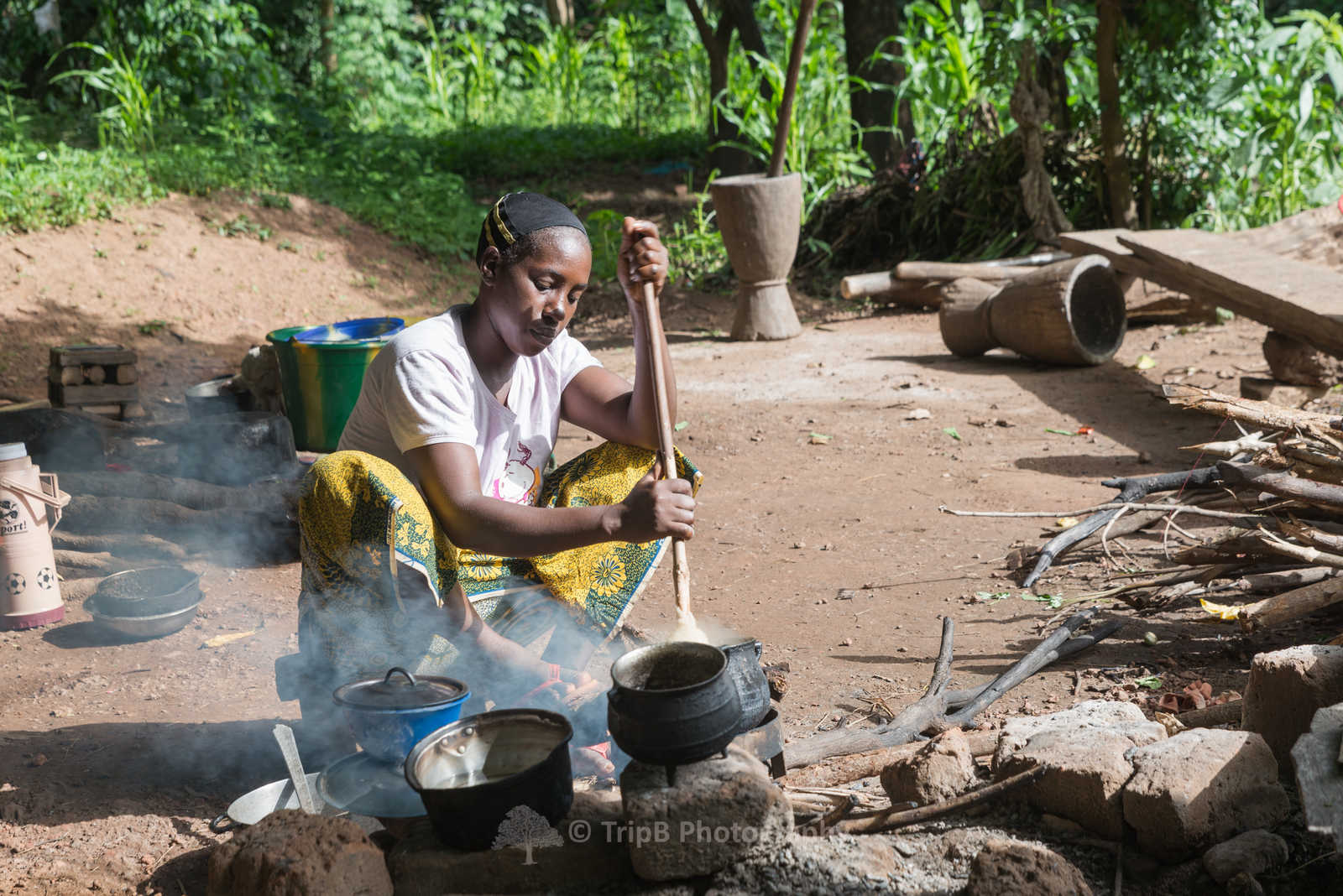 Femme locale qui cuisine dehors à Leifita en Guinée © Tripb Photography