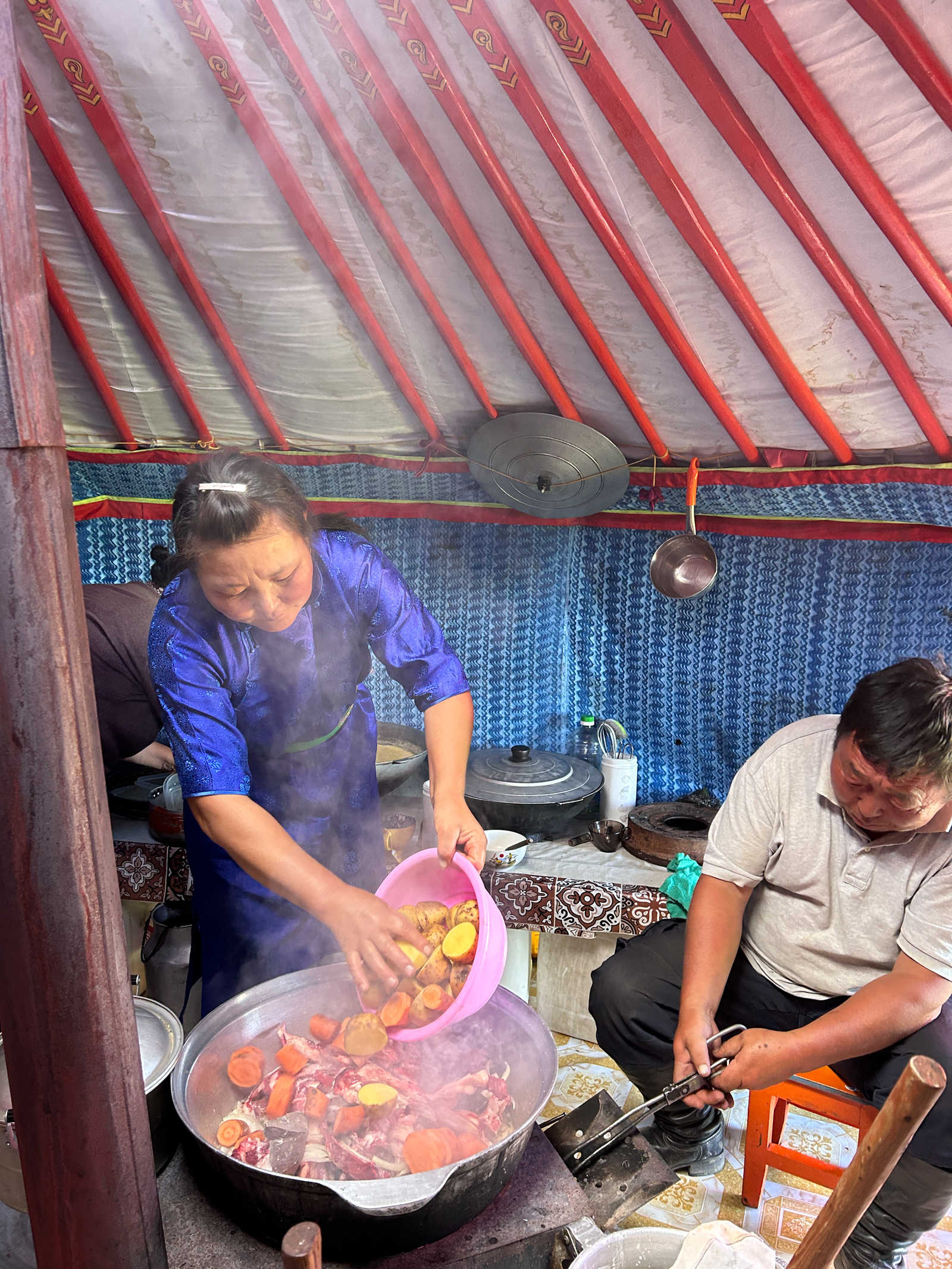 femme mongole qui cuisine en Mongolie © Dufy Caroline