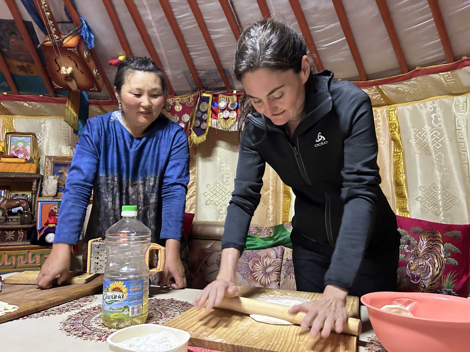 femme mongole qui montre comment cuisiner a une randonneuse en Mongolie © Dufy Caroline