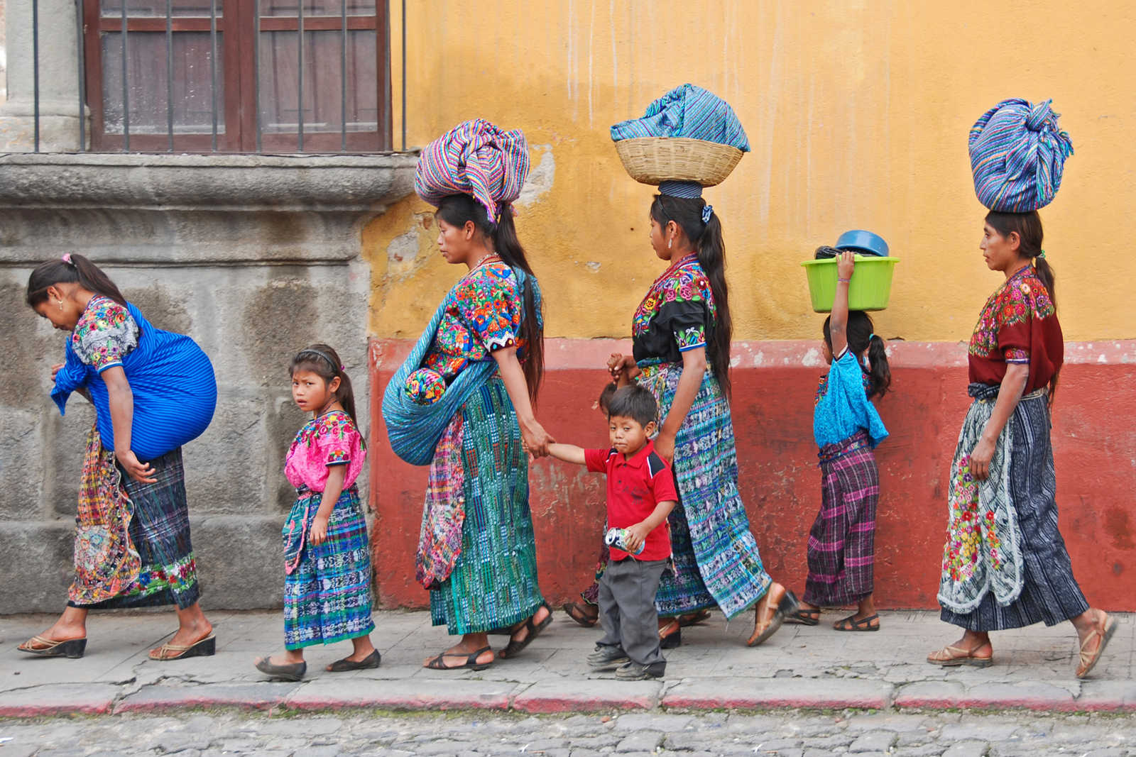 Femmes et enfants dans une rue du Guatemala © Coston Jean-Pierre