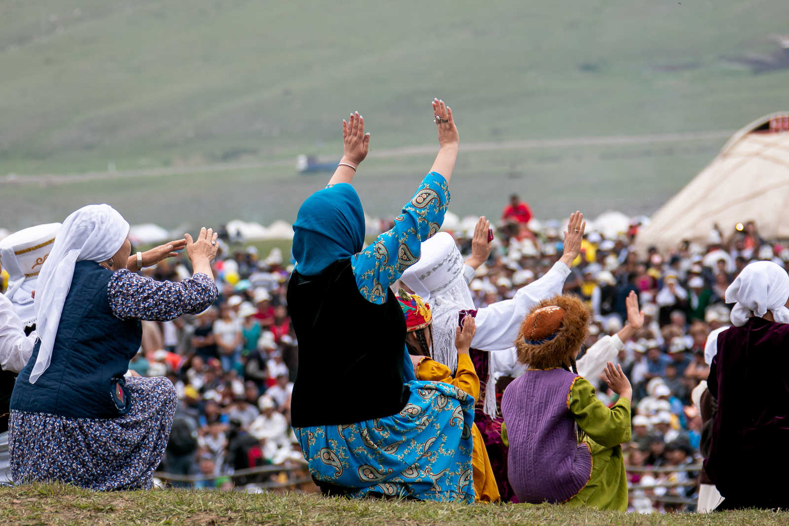 Femmes qui encouragent aux Nomad Games au Kirghizistan © Smetana