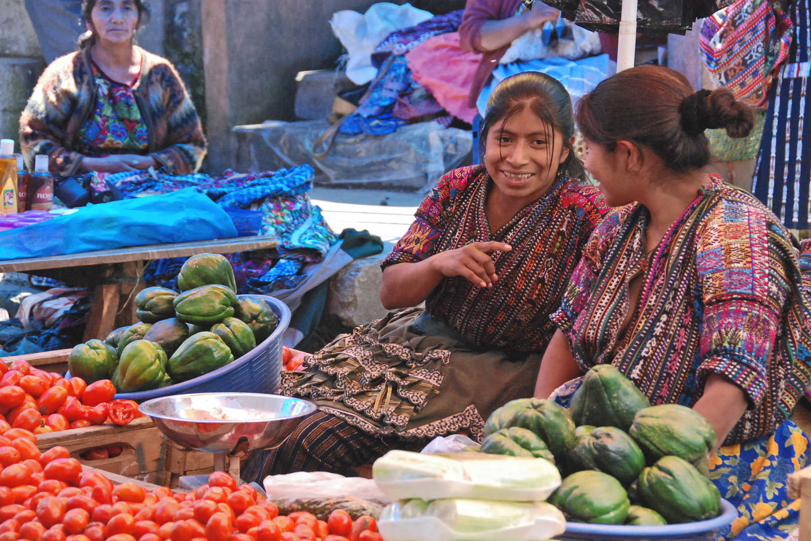Femmes sur un marché local de légumes au Guatemala © Coston Jean-Pierre