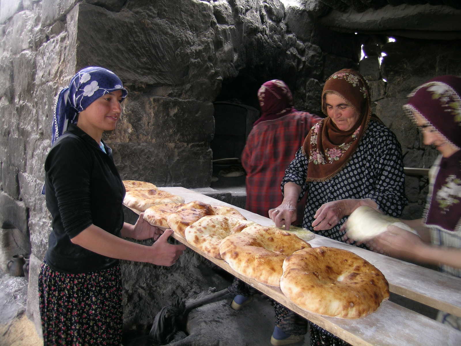 Femmes turques préparant des brioches, Turquie © M. SAUTEL CPH08