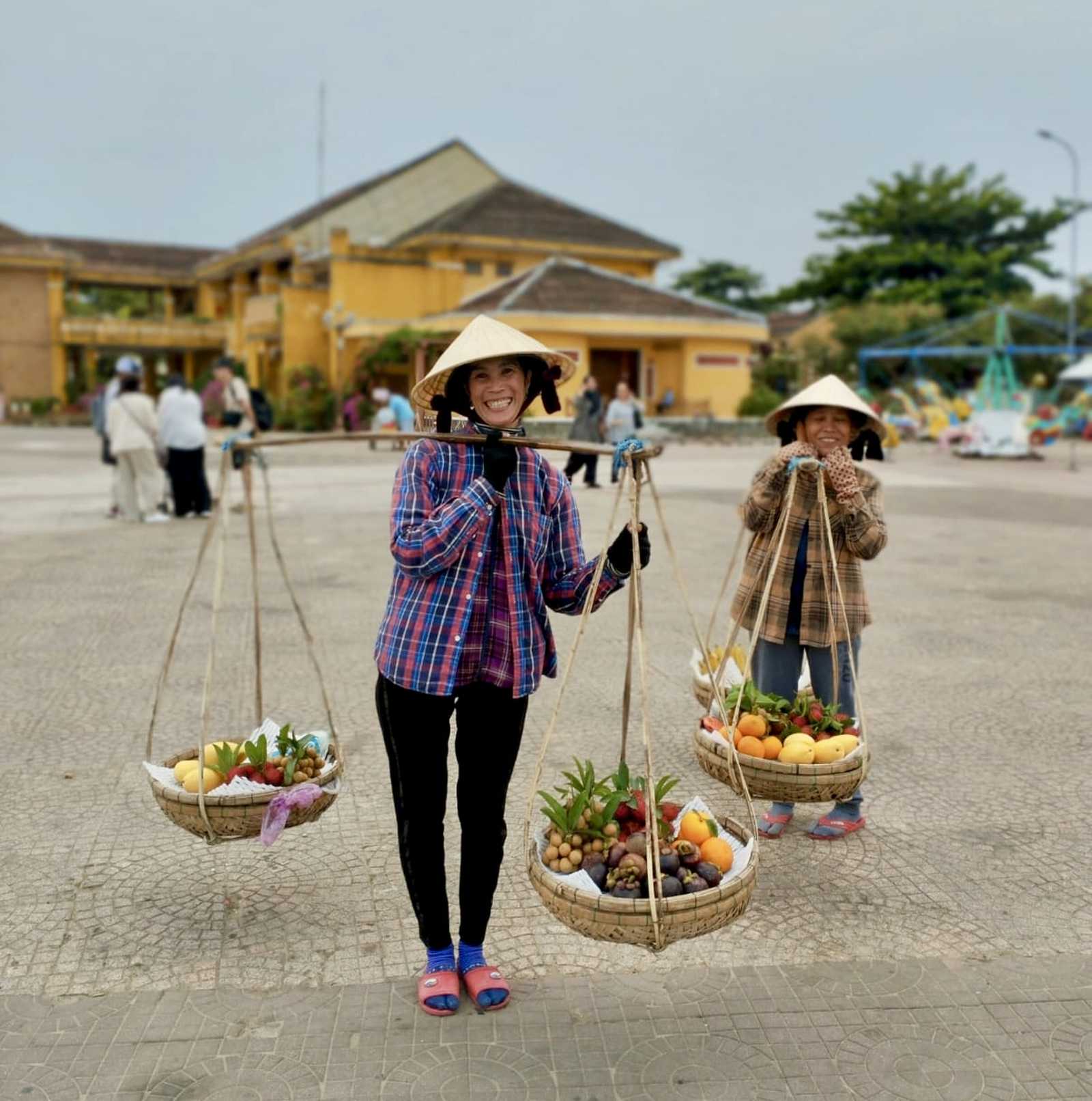 femmes vietnamiennes qui transportent des fruits au Vietnam © Autran Olivier