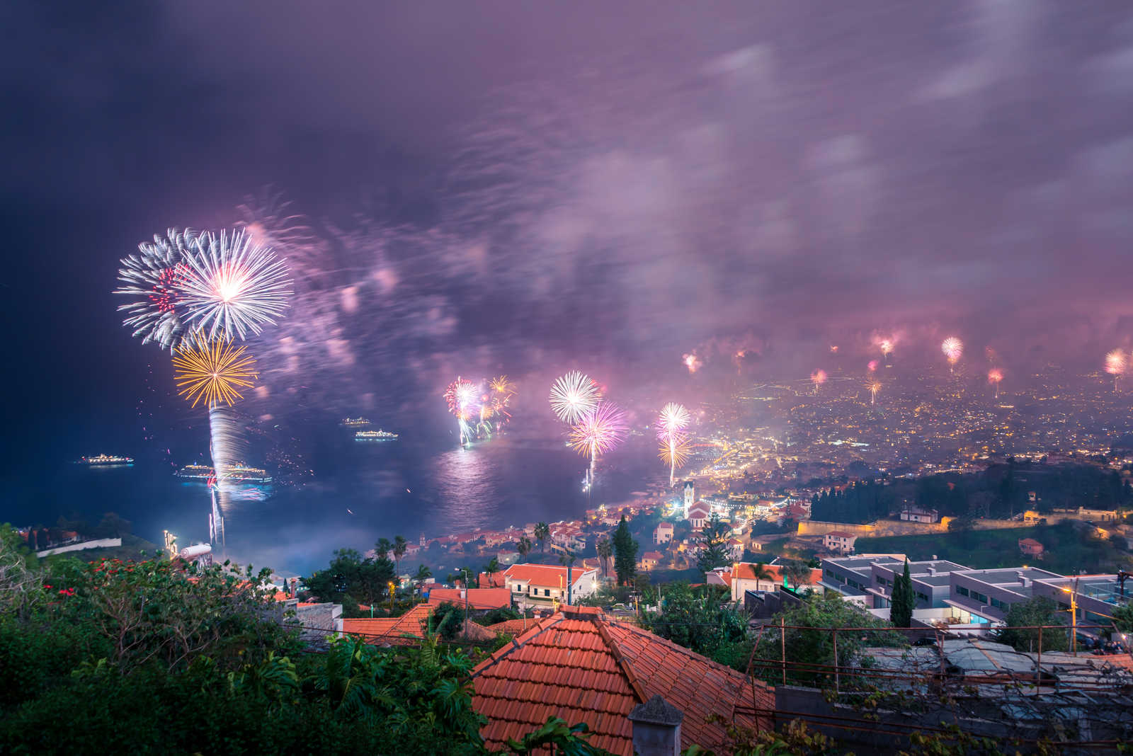 Feu d'artifice et vue sur Funchal à Madère © Artem