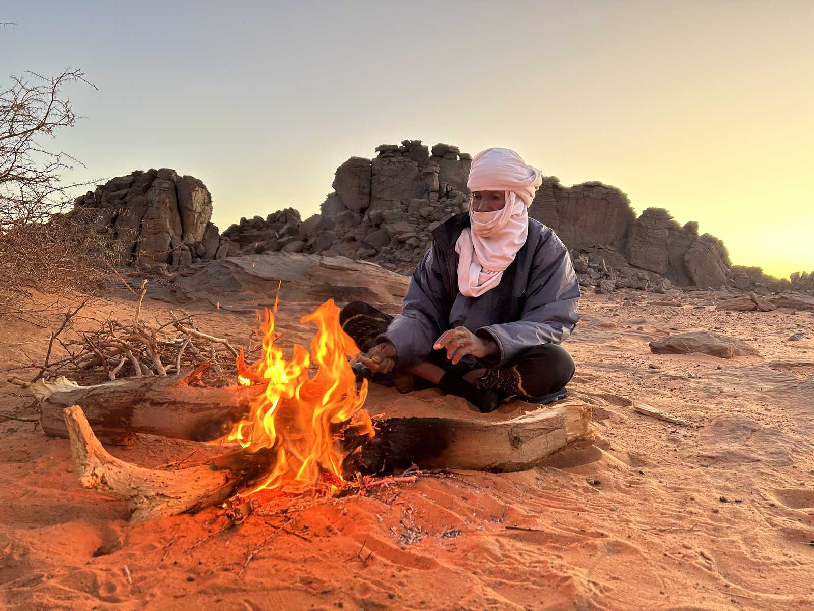 Feu de camp d'un touareg dans le désert du Sahara en Algérie © Dufy Caroline
