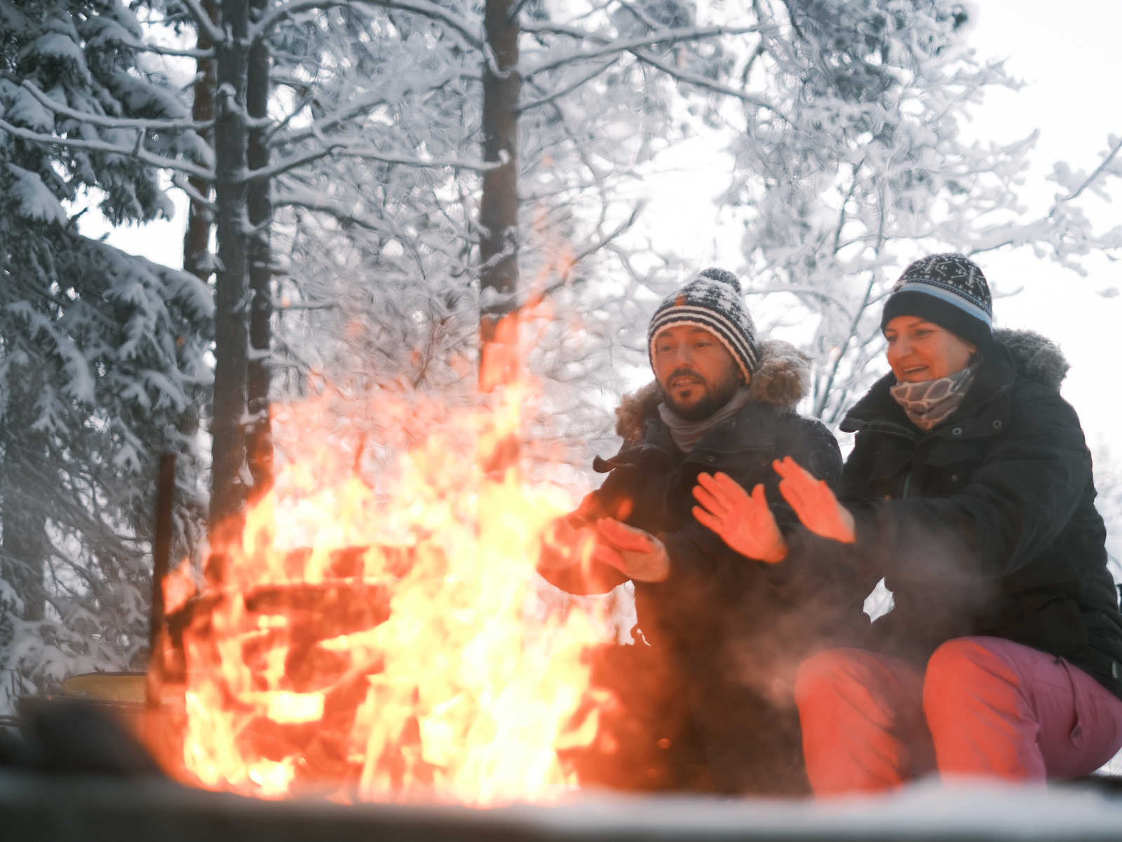 Feu de camp le midi © Ariza Charles