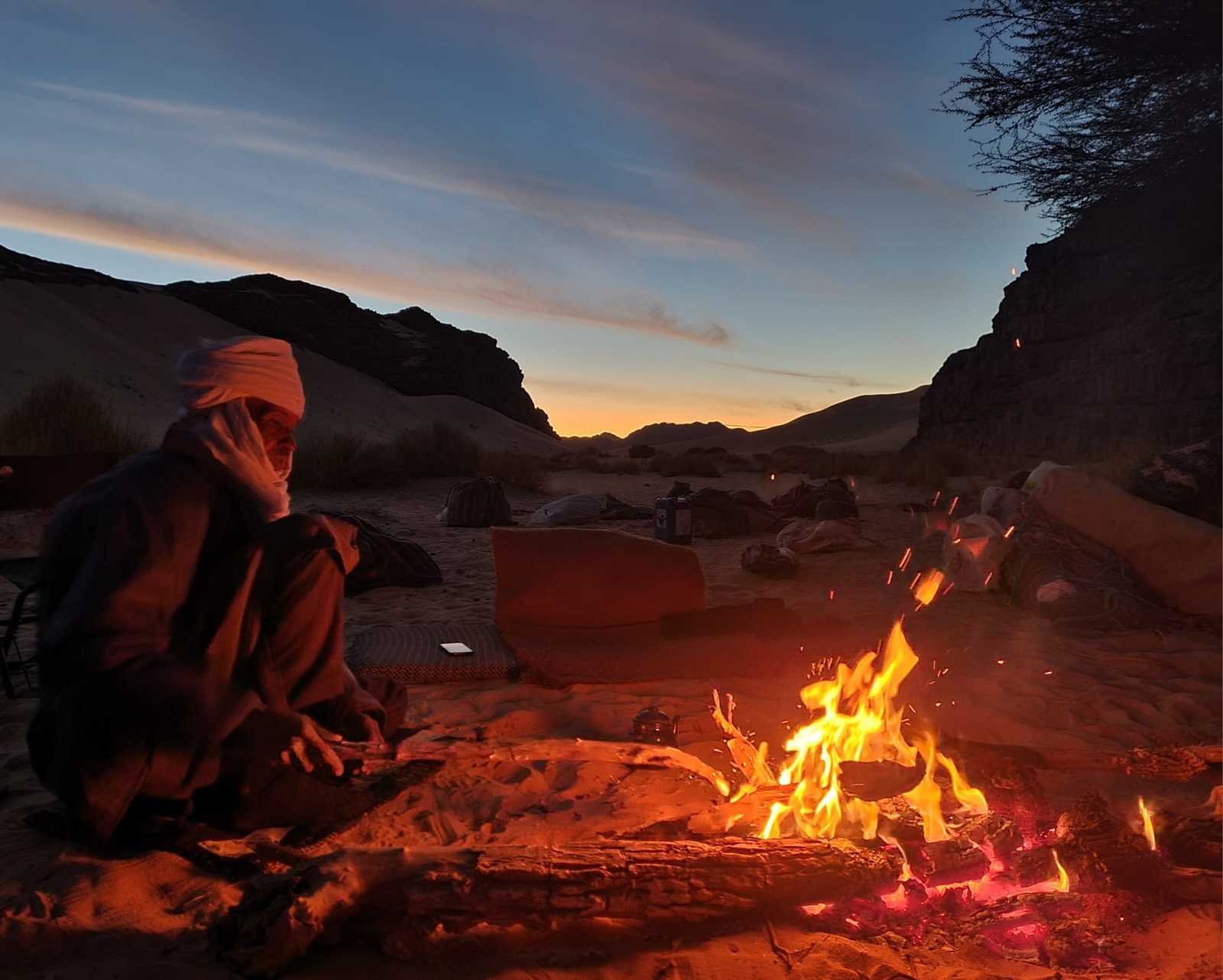 Feu de camp touareg  dans le désert à la nuit tombée en Algérie © Dufy Caroline